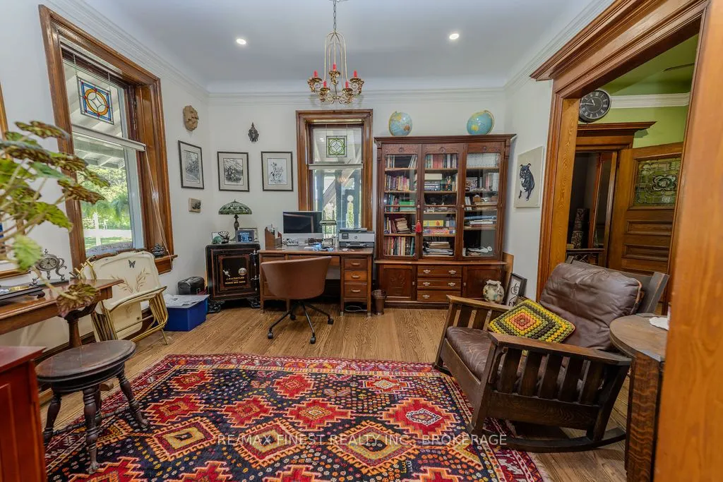 265 Dundas Street W