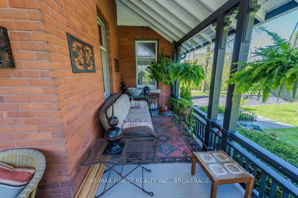265 Dundas Street W