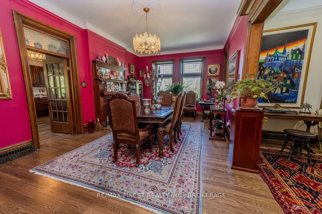 265 Dundas Street W