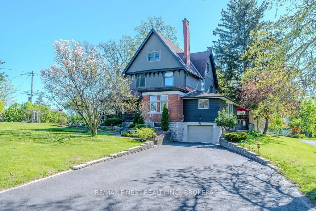 265 Dundas Street W