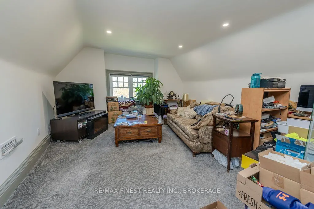 265 Dundas Street W