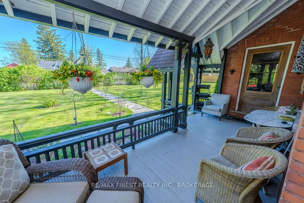 265 Dundas Street W