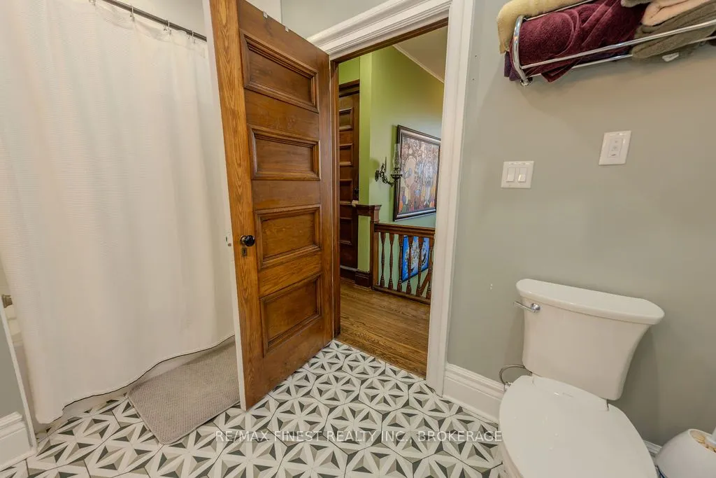 265 Dundas Street W