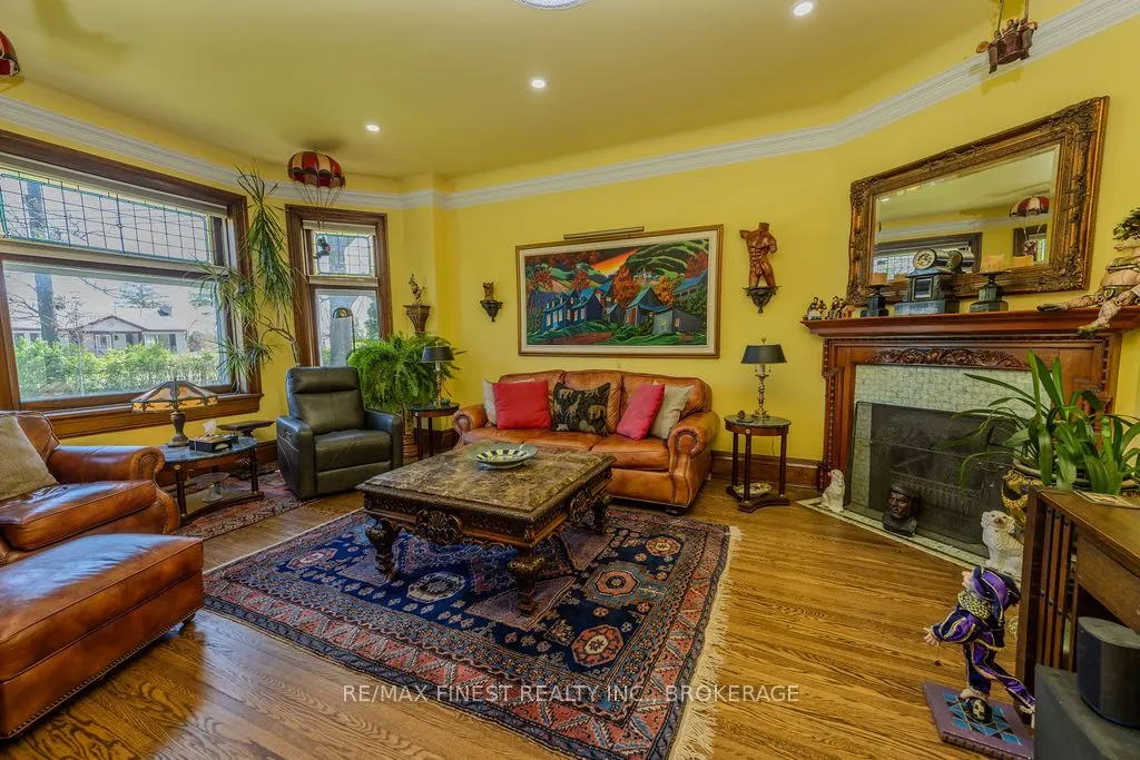 265 Dundas Street W