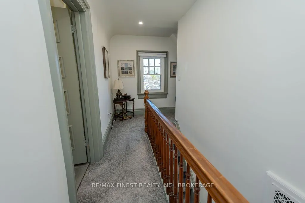 265 Dundas Street W