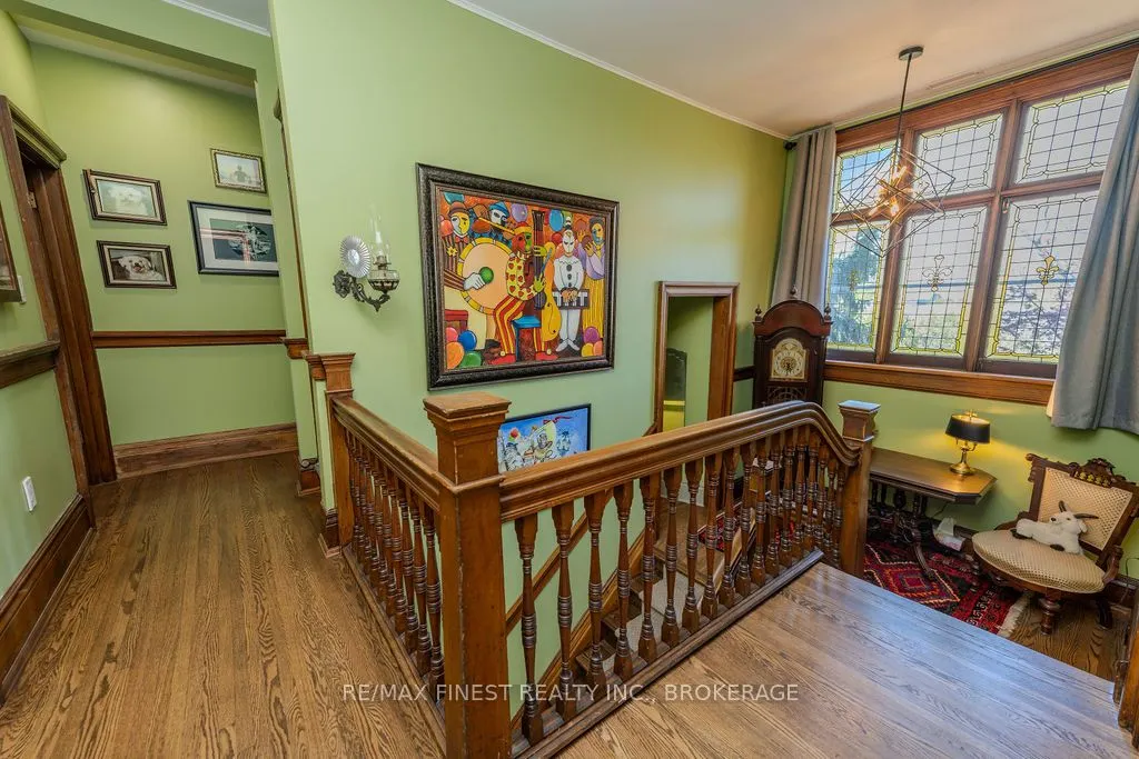 265 Dundas Street W