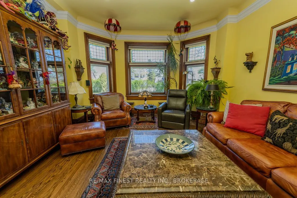 265 Dundas Street W