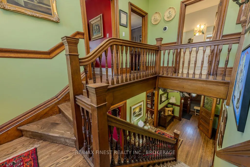 265 Dundas Street W