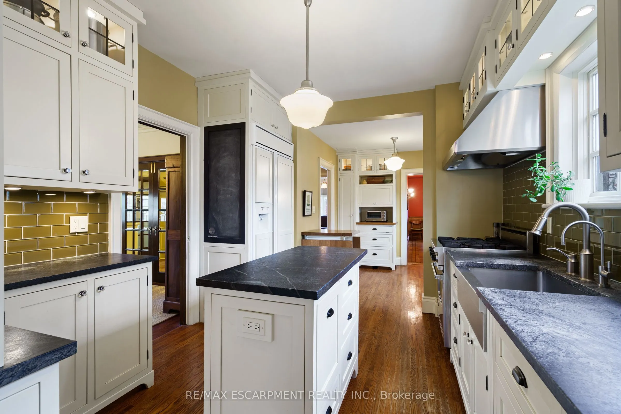 2 Oak Knoll Drive