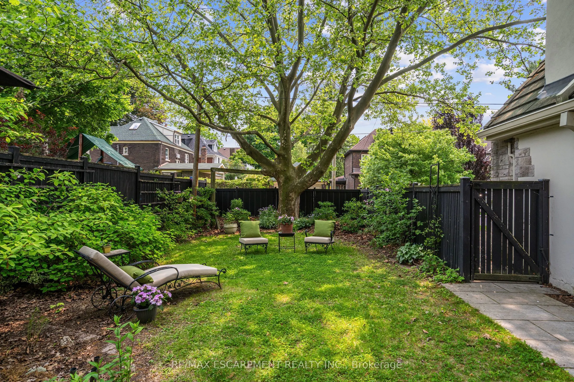 2 Oak Knoll Drive