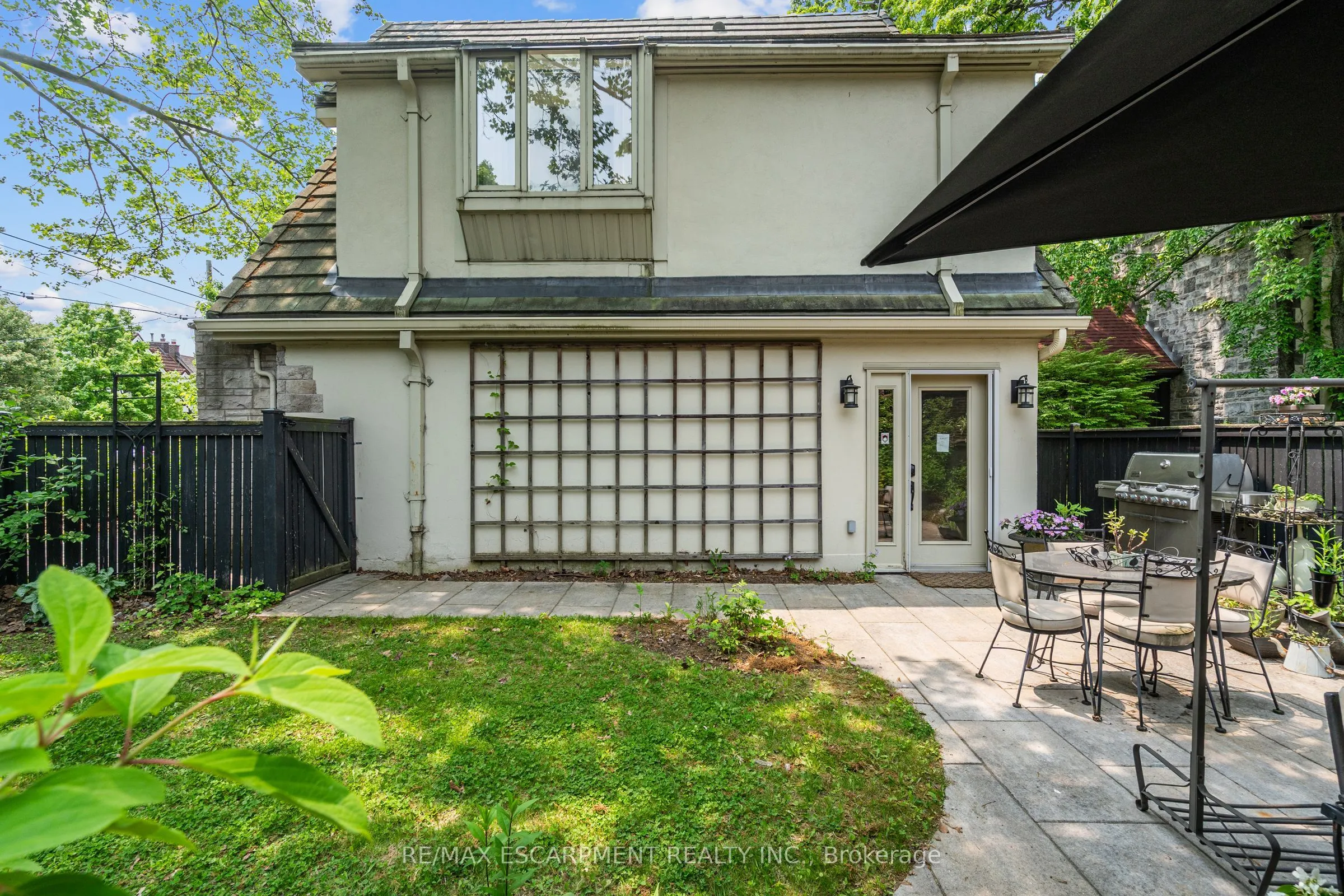 2 Oak Knoll Drive