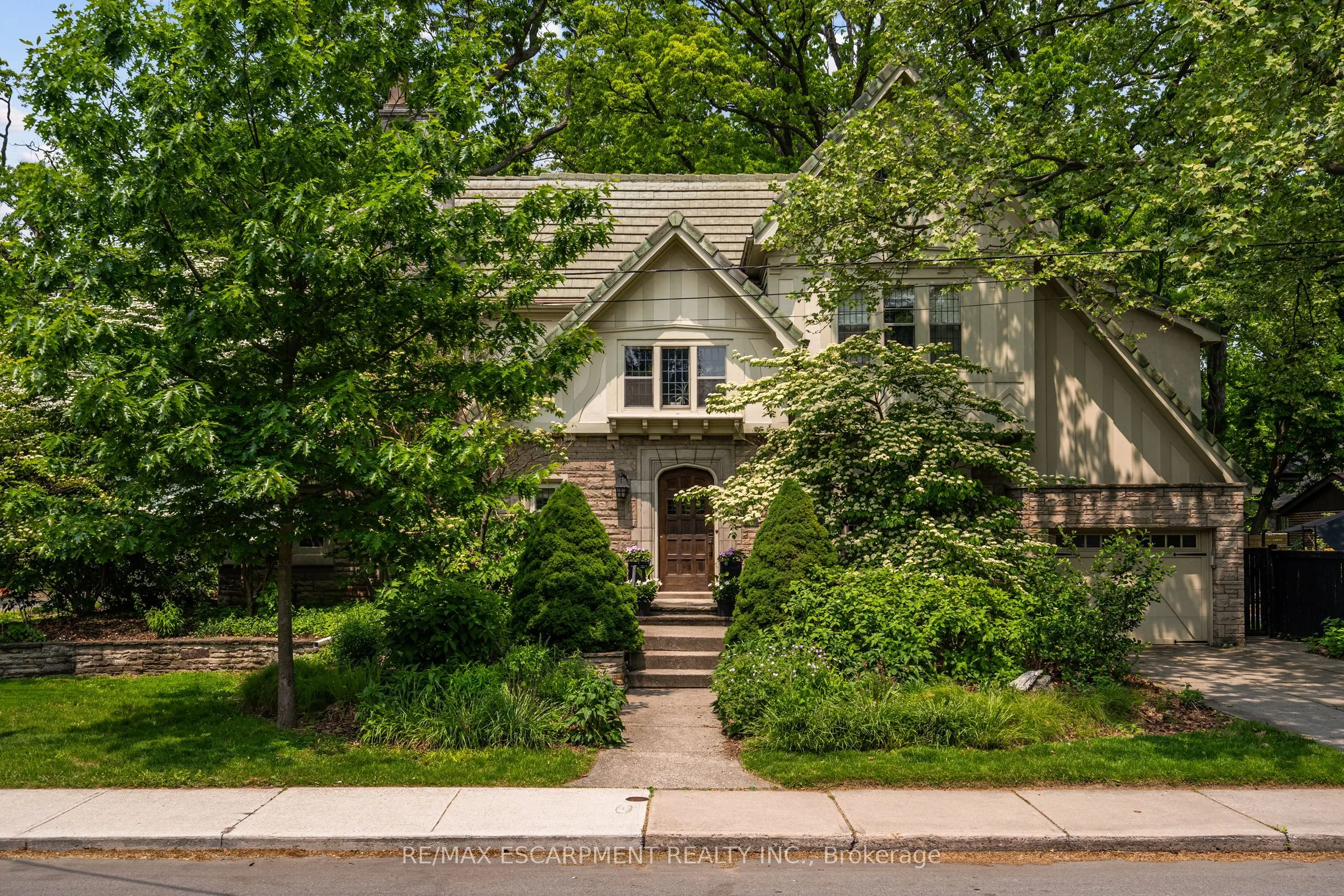 2 Oak Knoll Drive