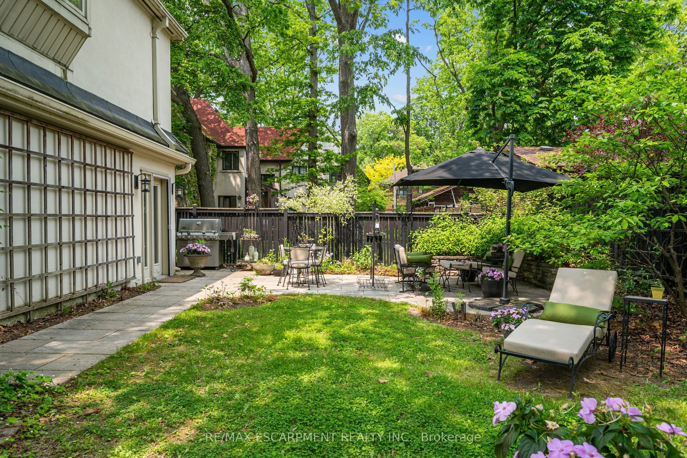 2 Oak Knoll Drive