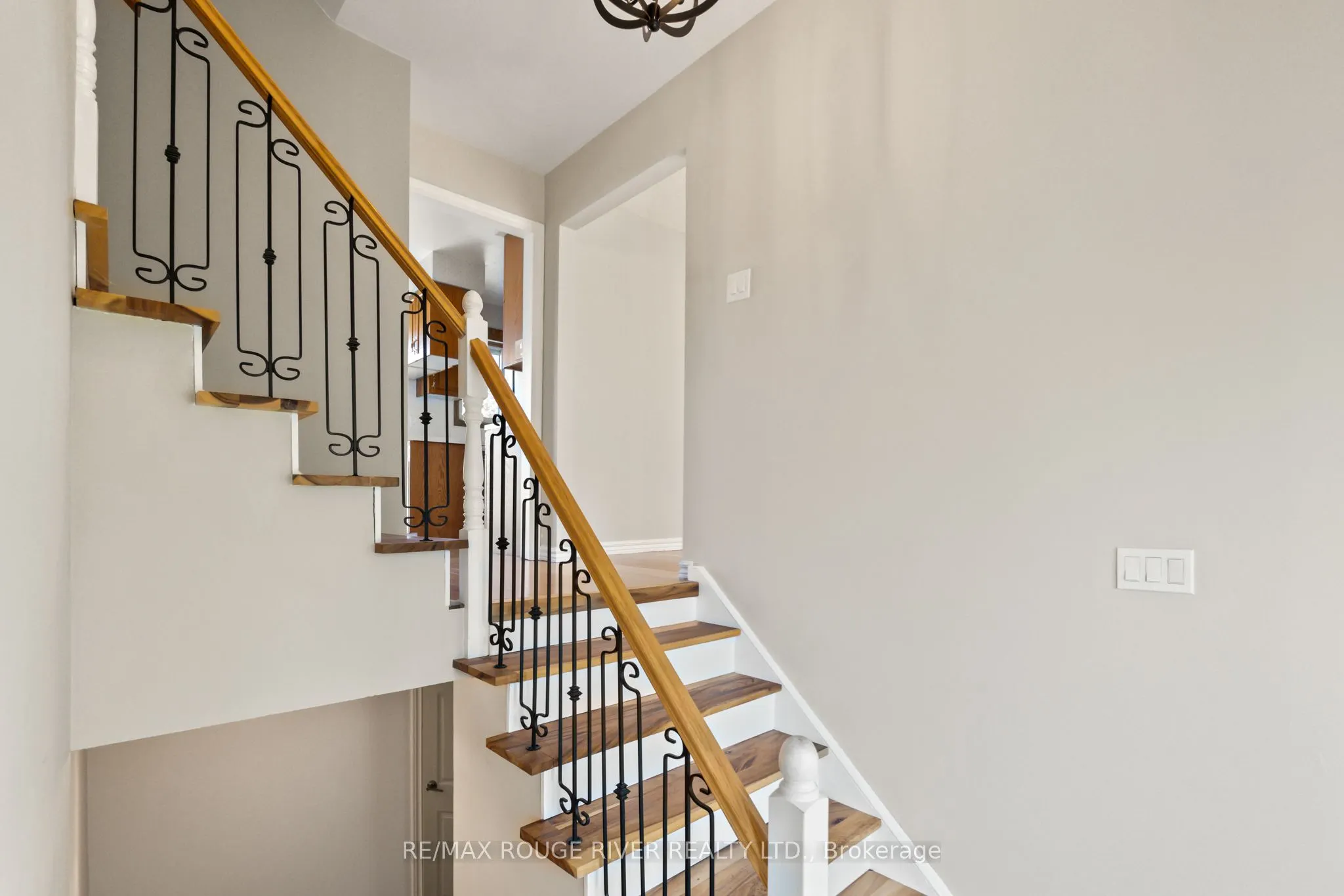 1 Applewood Crescent
