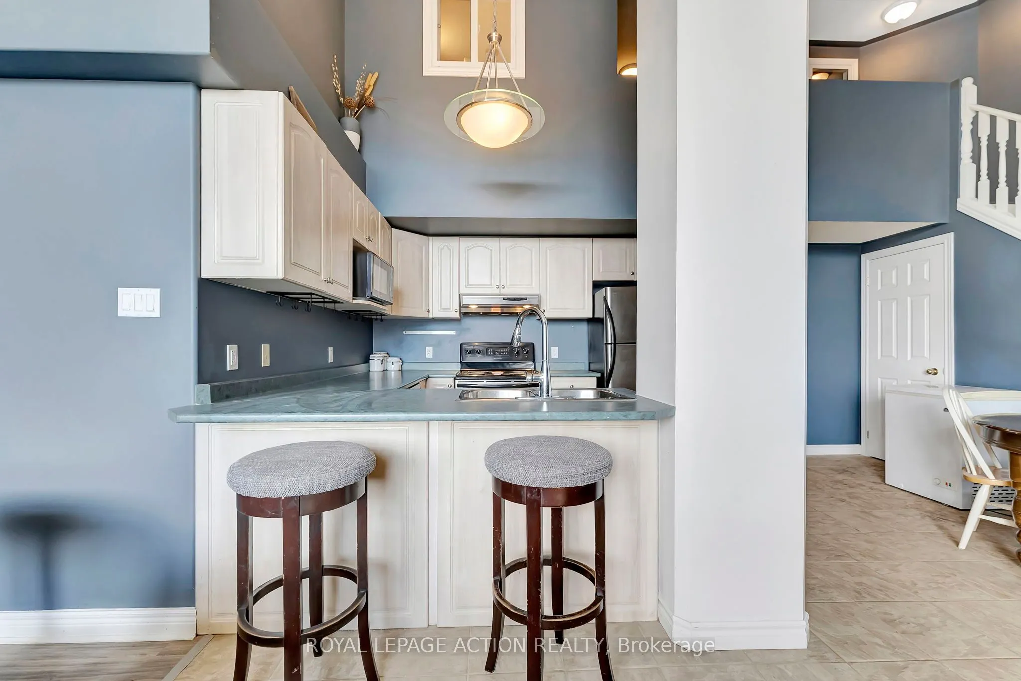 111 Grey Street #212