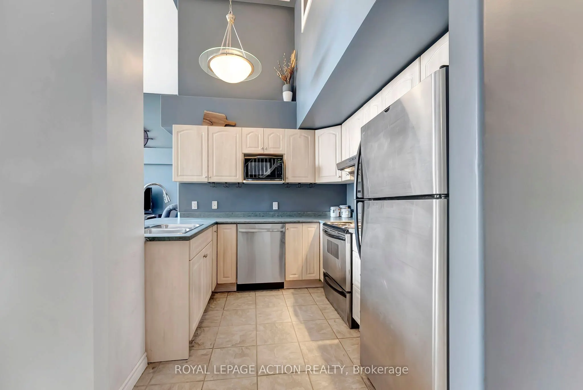 111 Grey Street #212