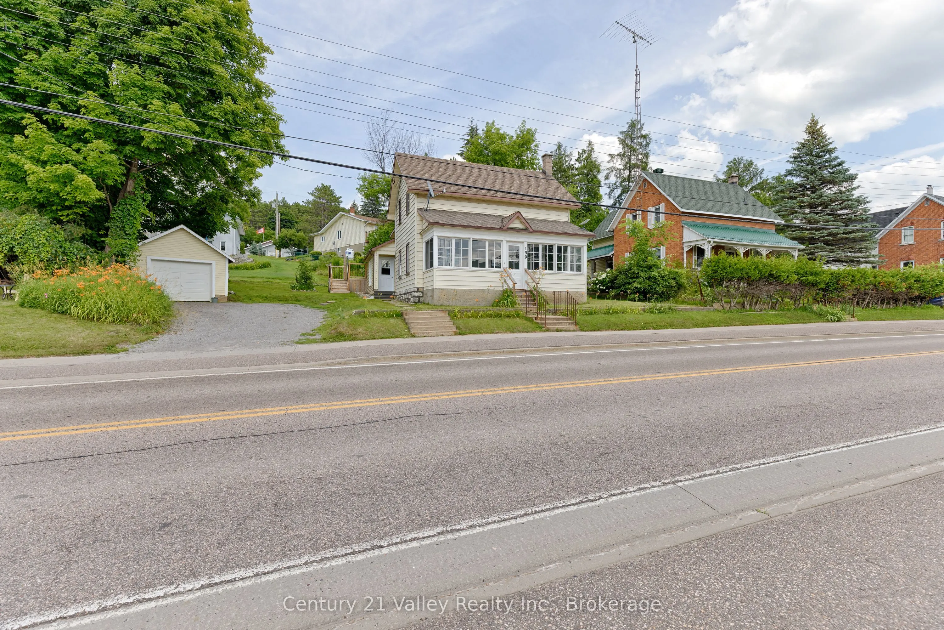 199 Bonnechere Street W
