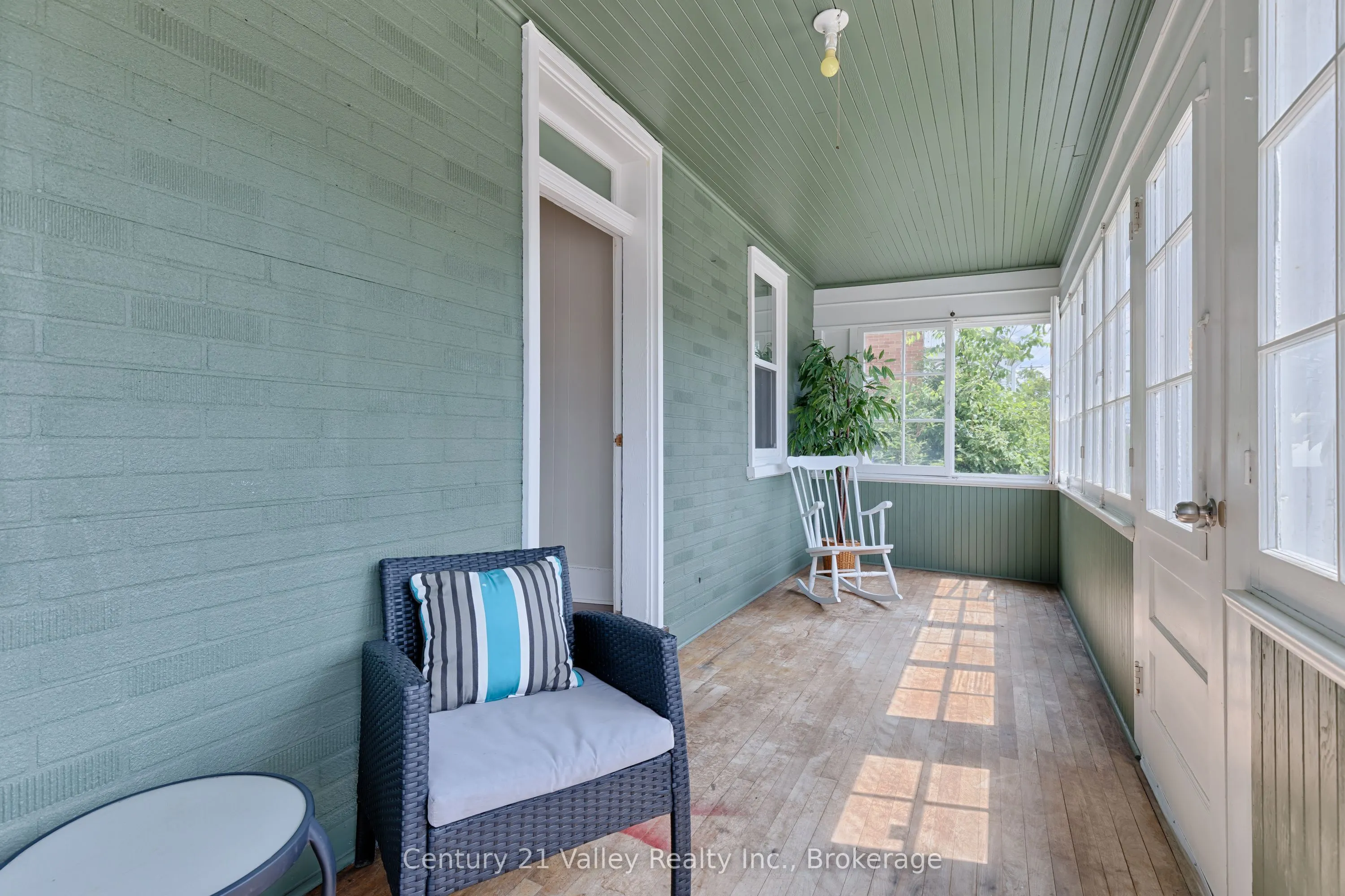 199 Bonnechere Street W