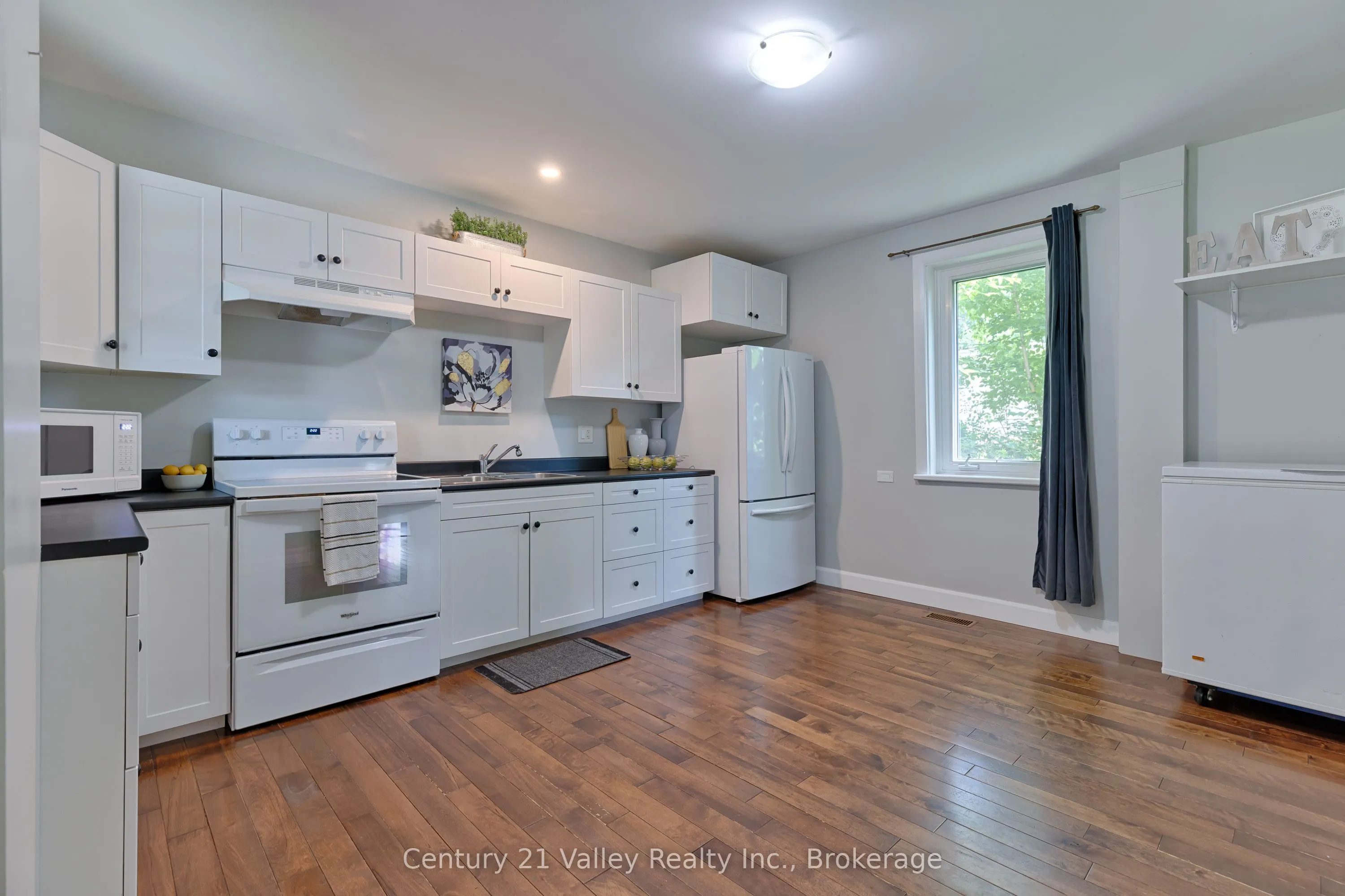 199 Bonnechere Street W