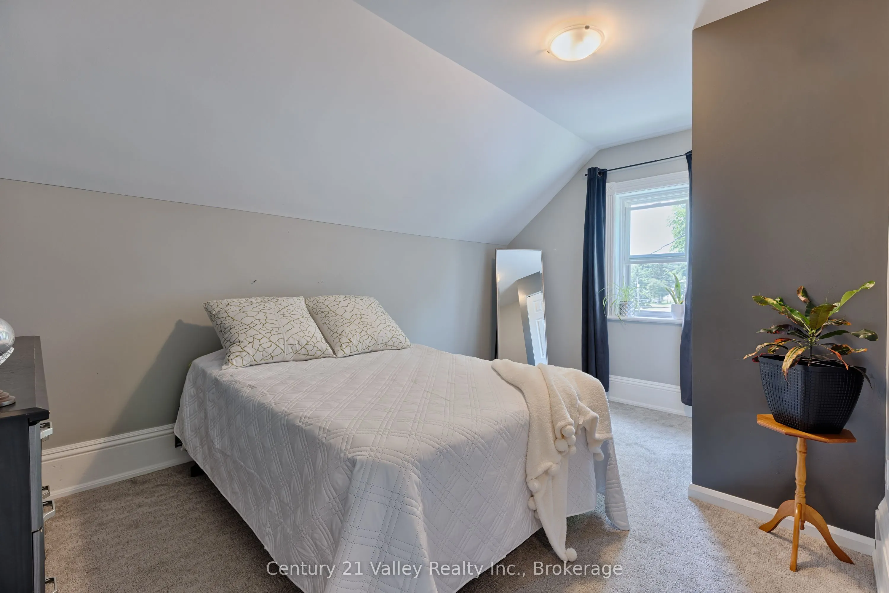 199 Bonnechere Street W