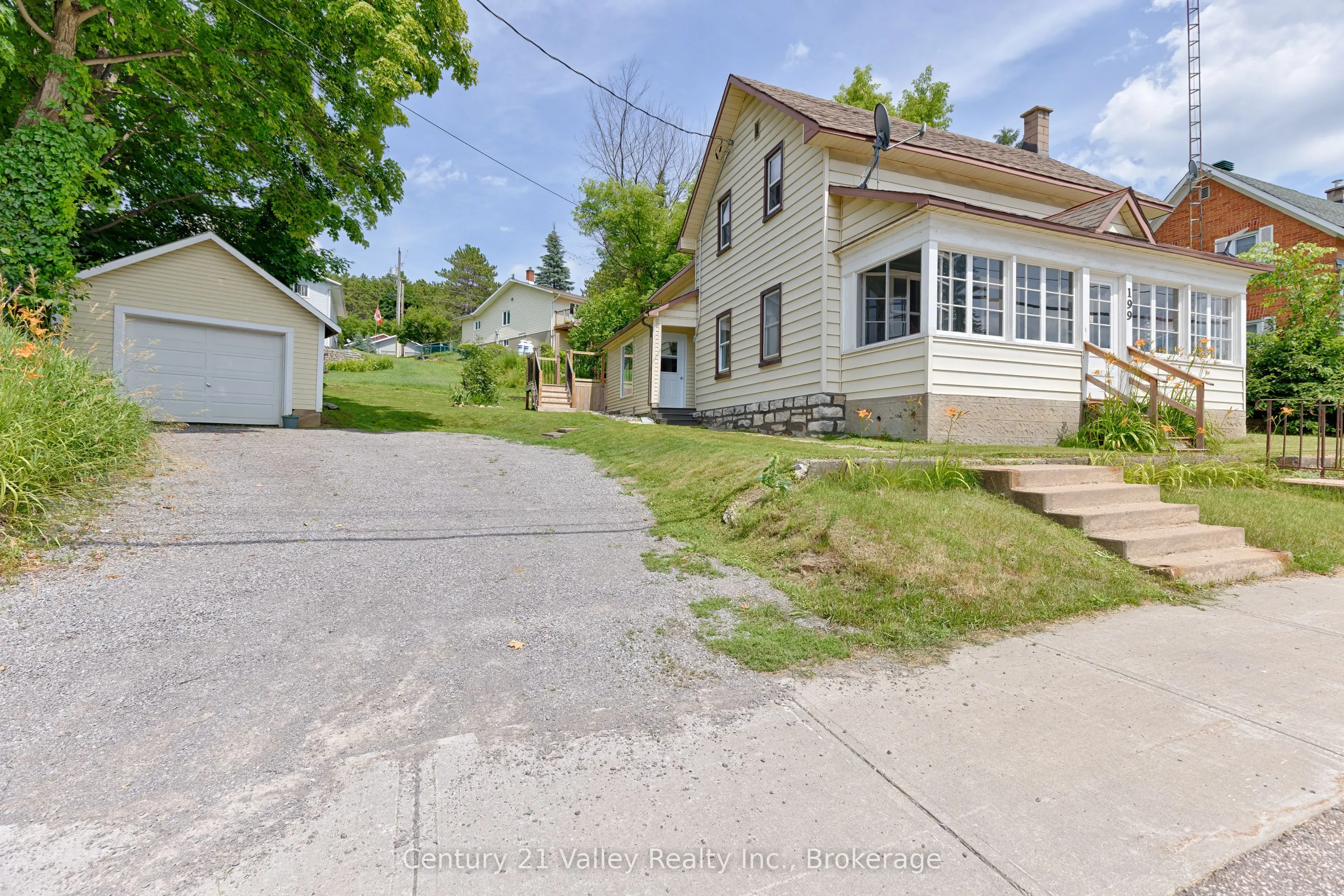 199 Bonnechere Street W