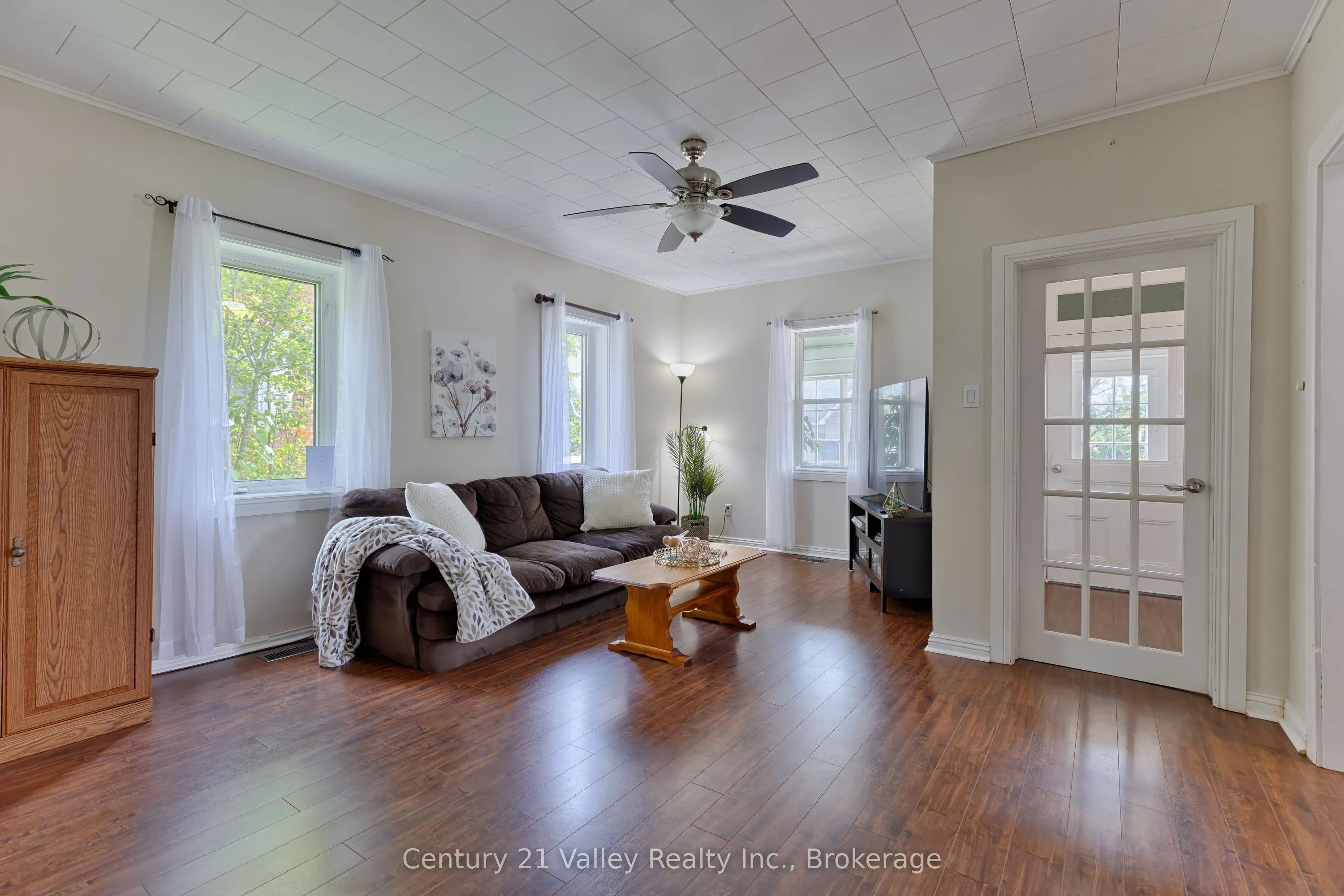 199 Bonnechere Street W