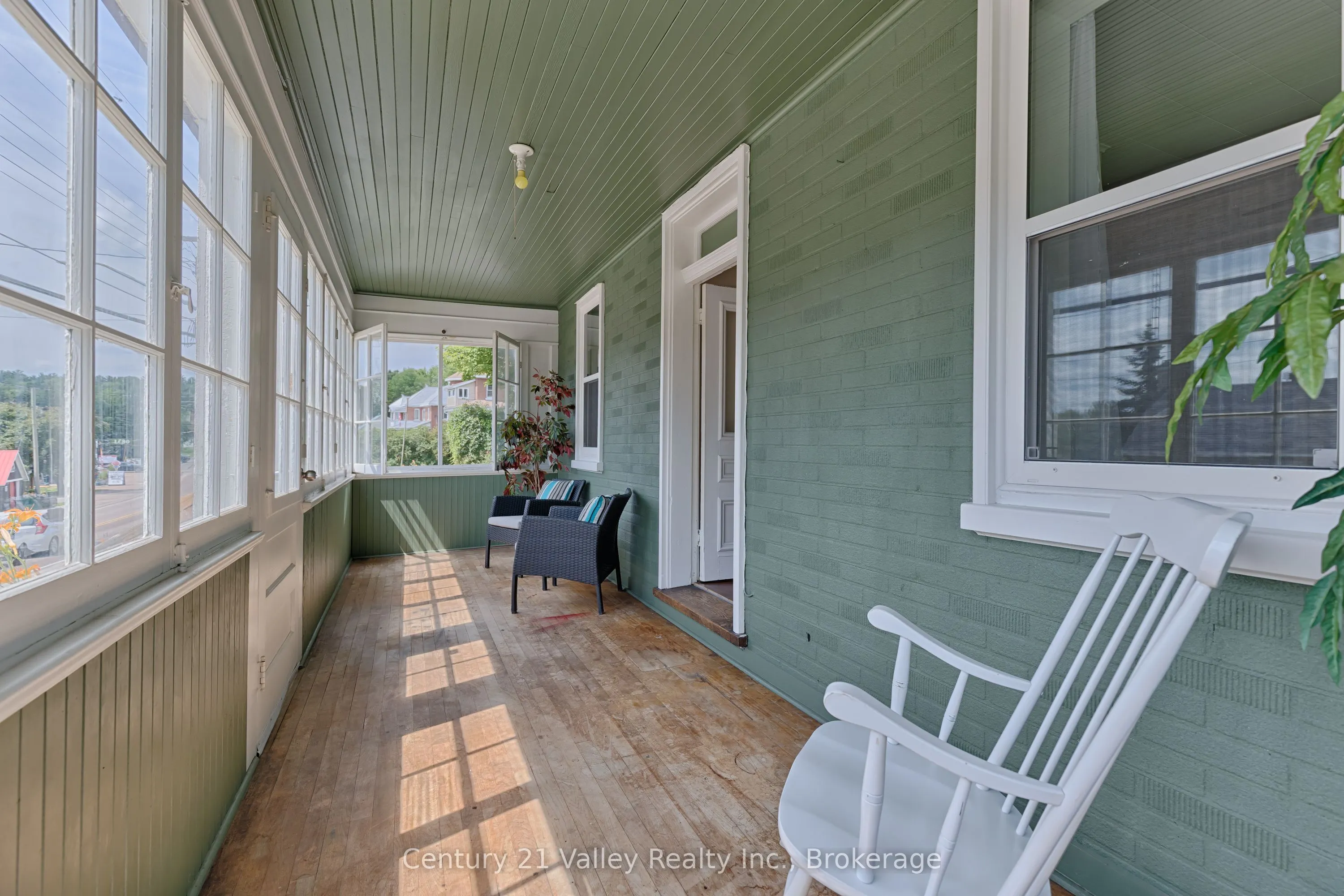 199 Bonnechere Street W