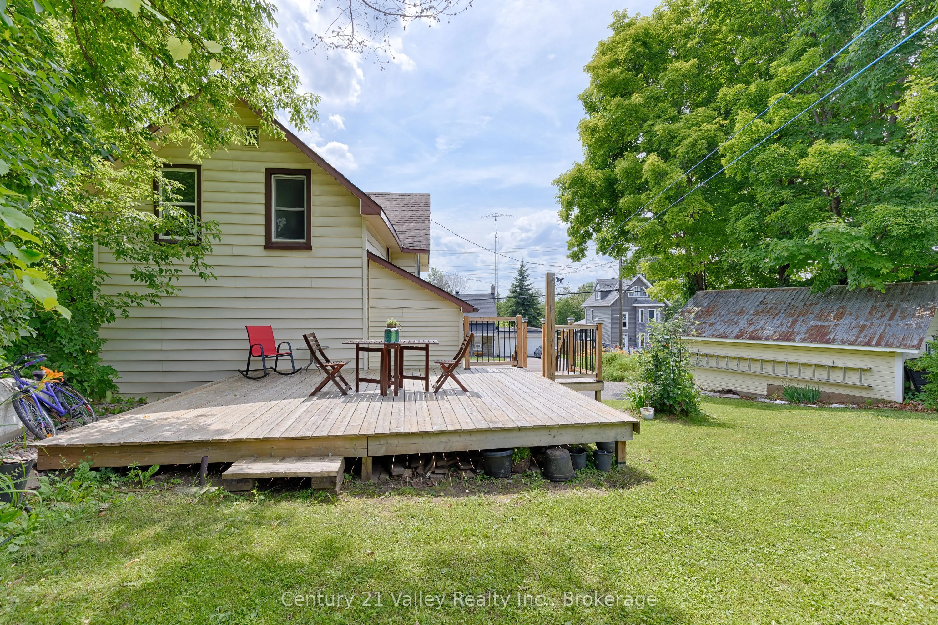 199 Bonnechere Street W