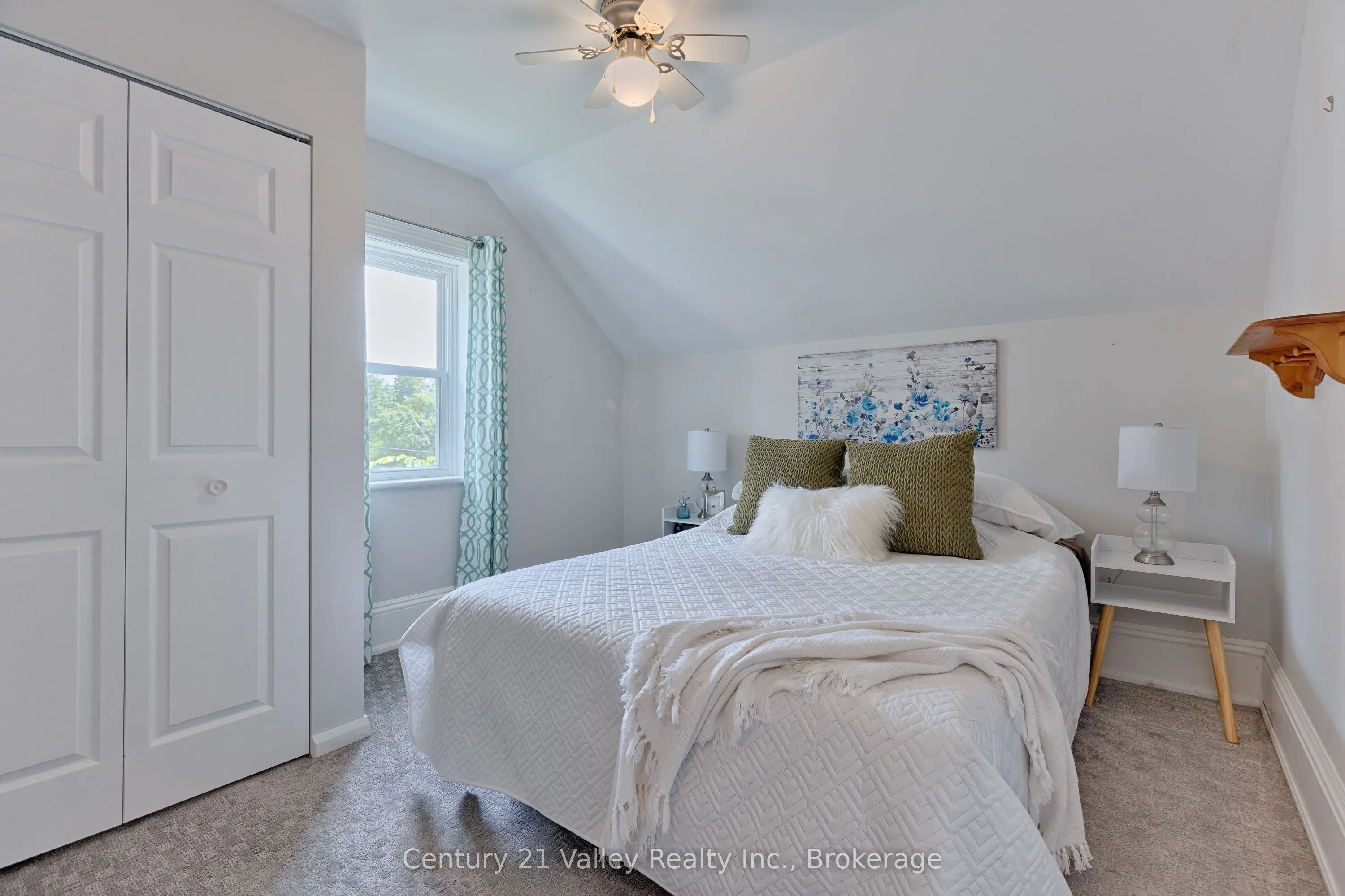 199 Bonnechere Street W