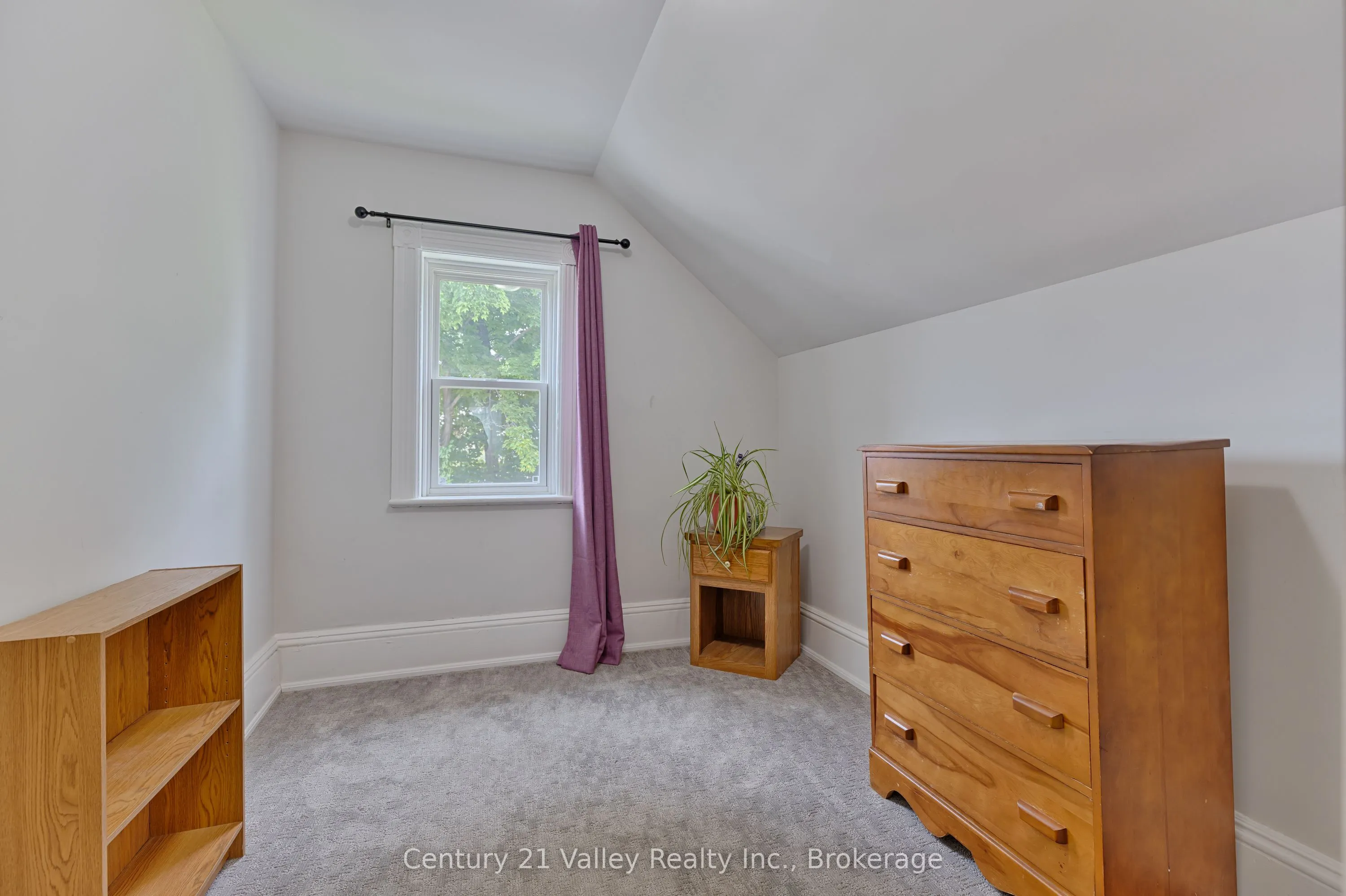 199 Bonnechere Street W