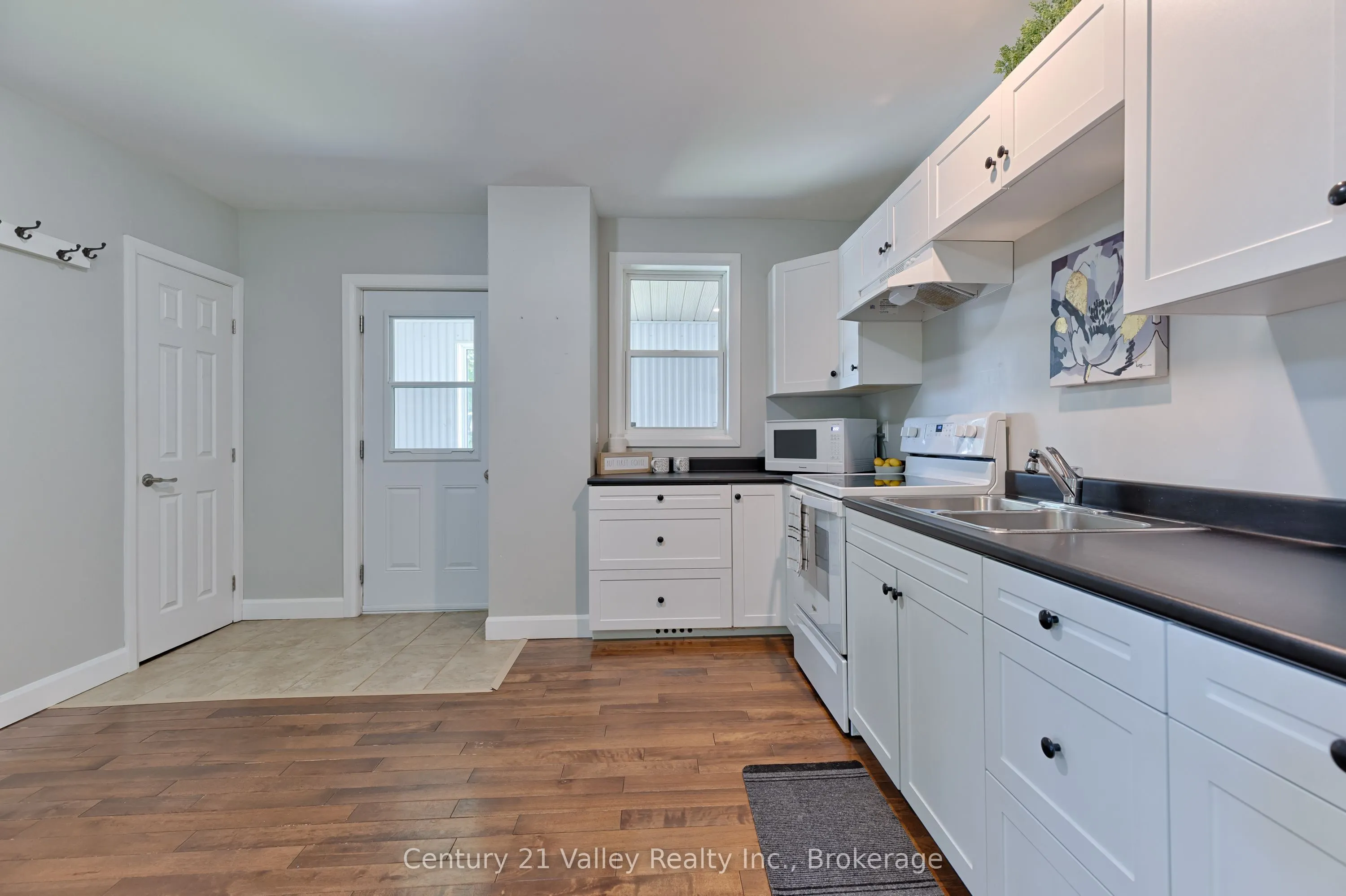 199 Bonnechere Street W