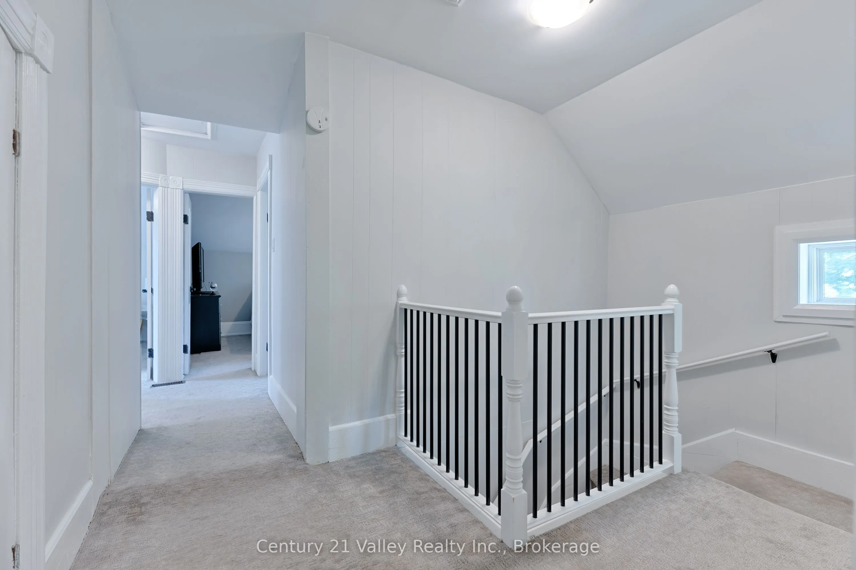 199 Bonnechere Street W