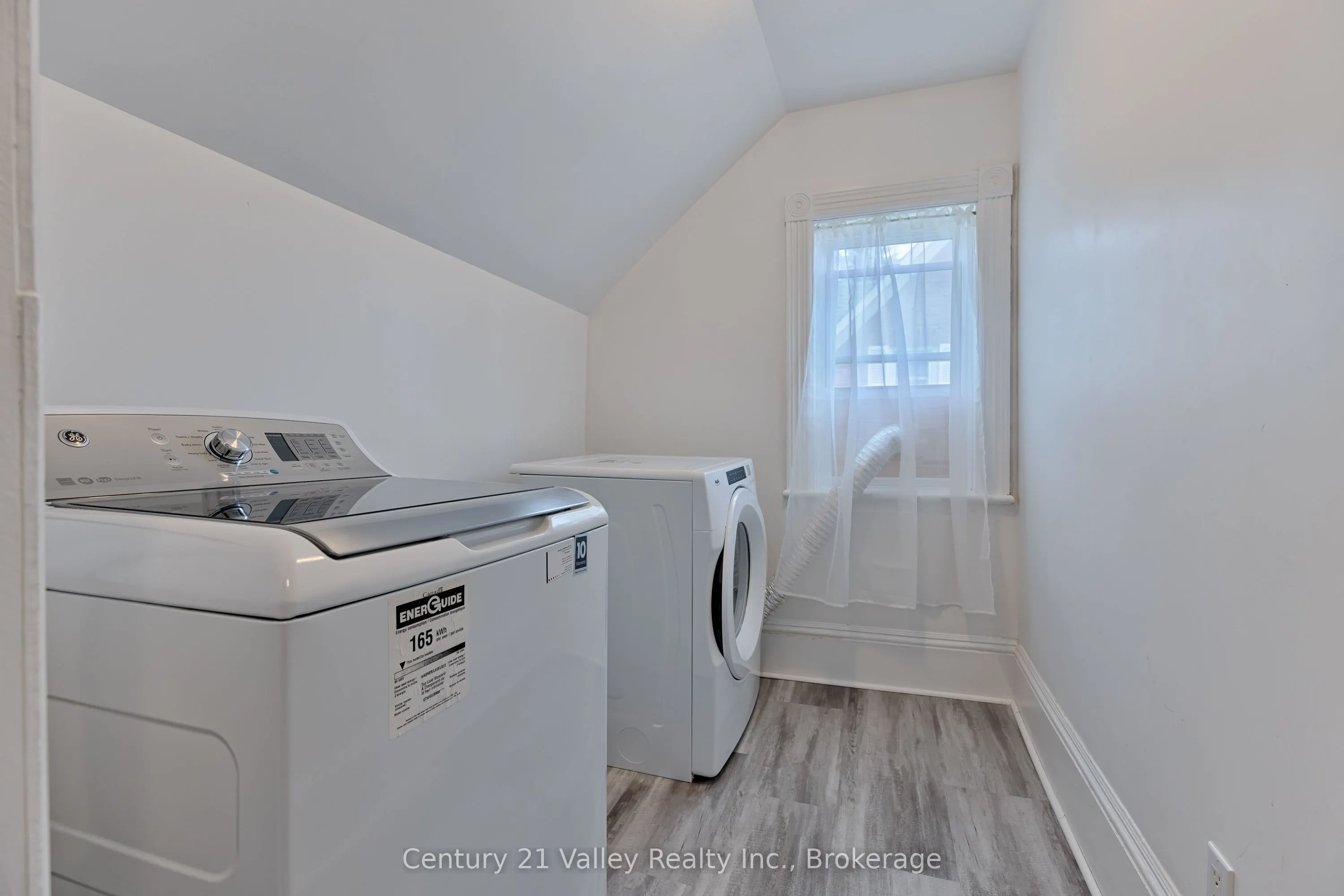 199 Bonnechere Street W