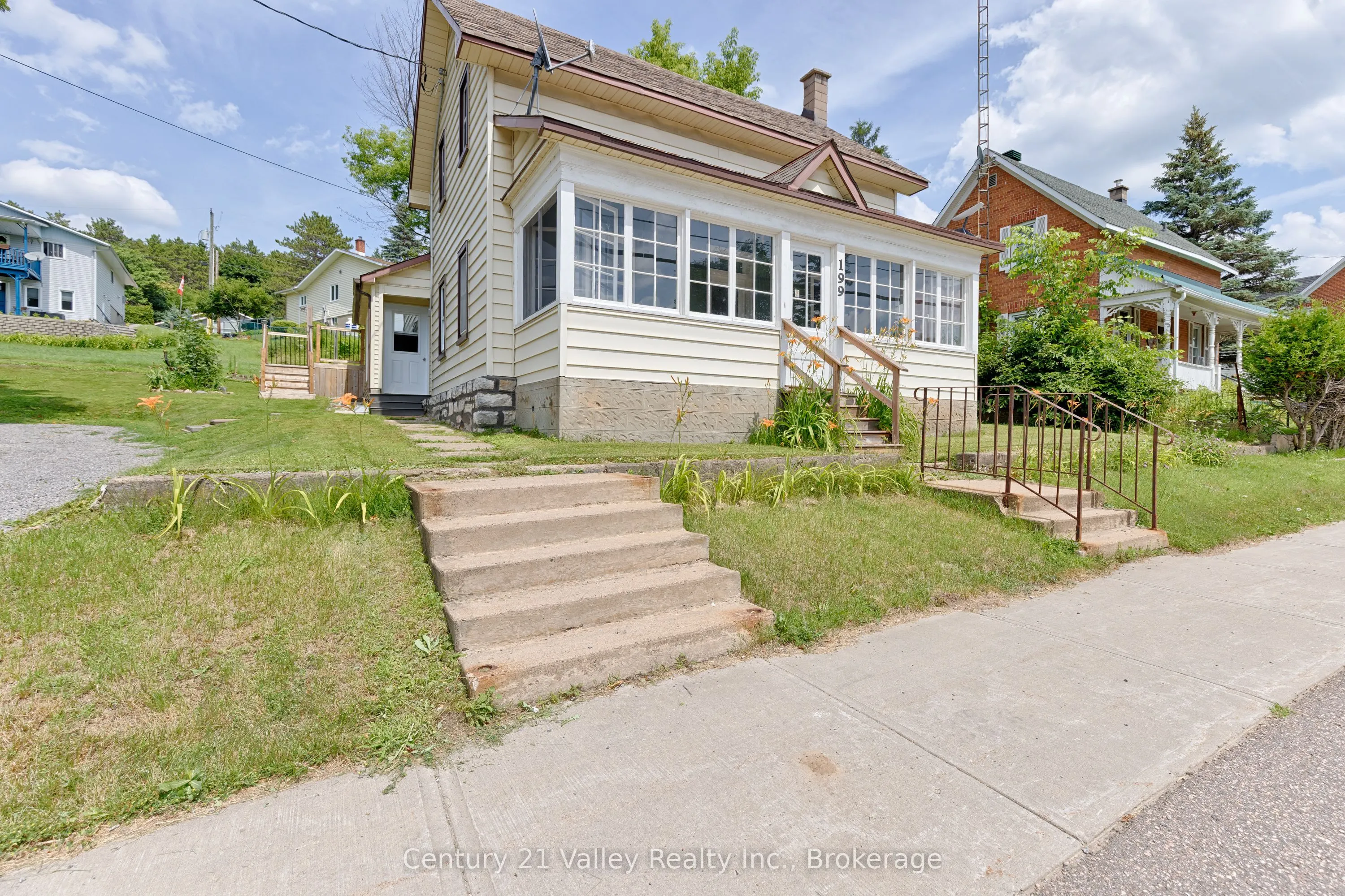 199 Bonnechere Street W