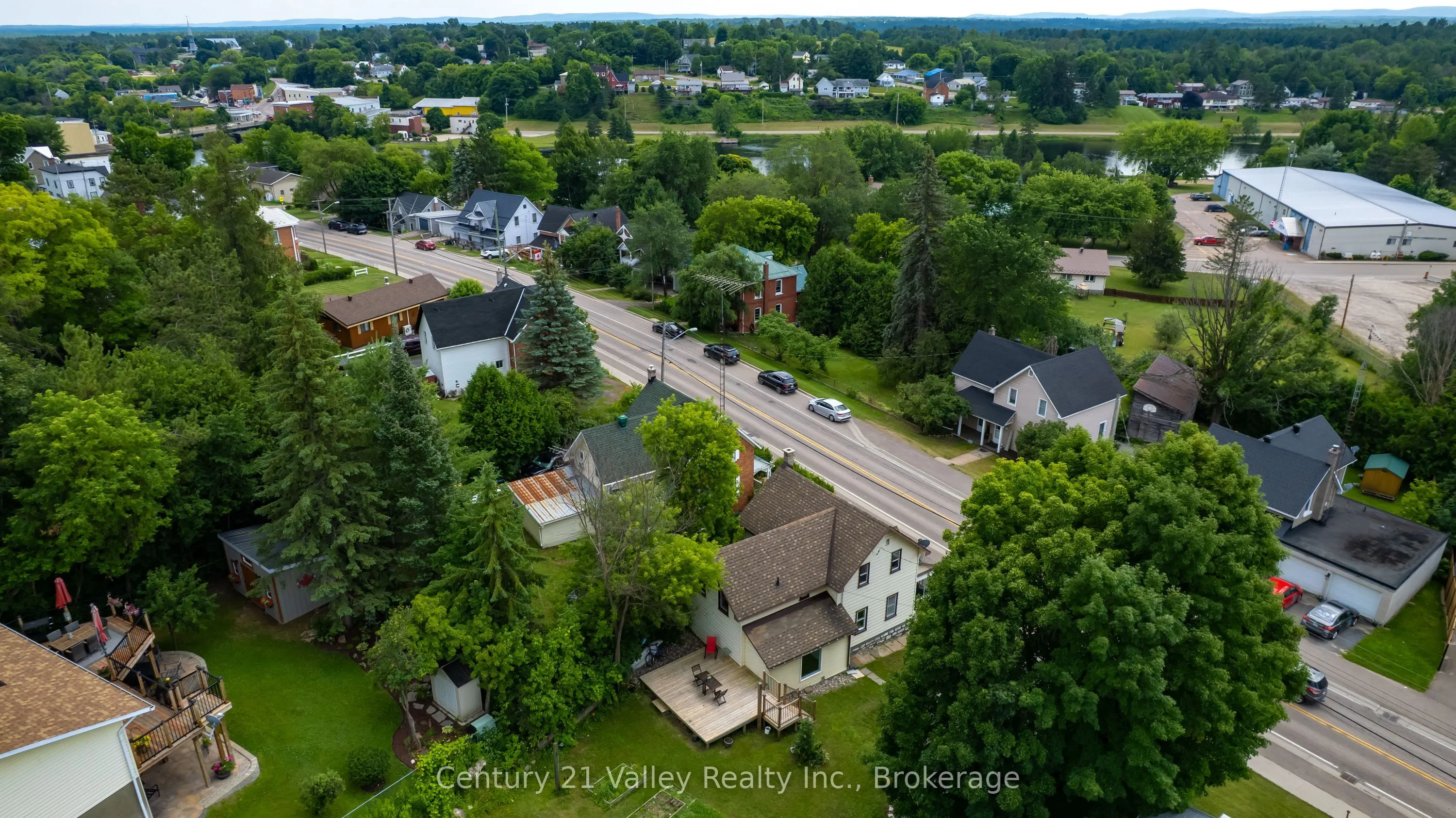 199 Bonnechere Street W