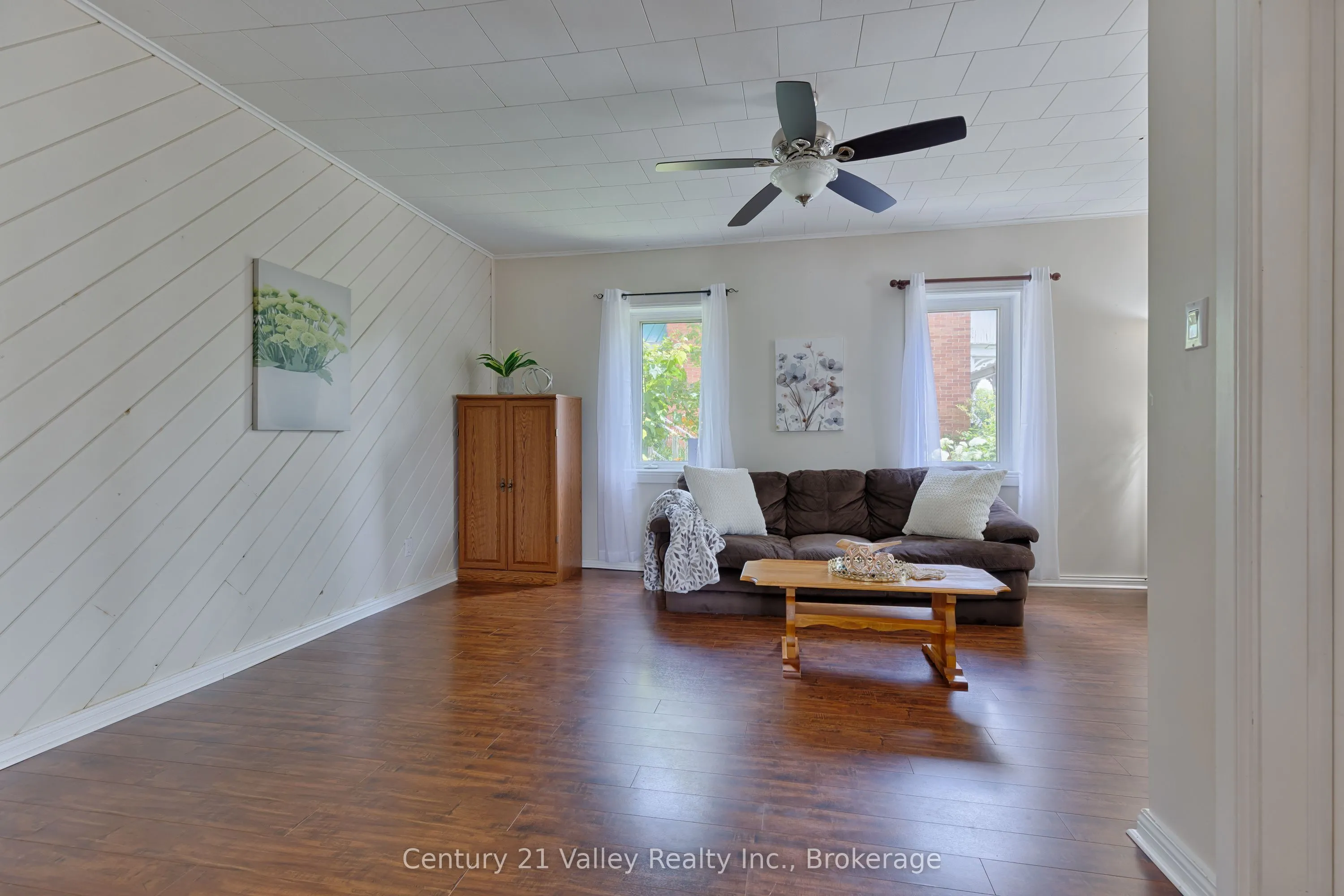 199 Bonnechere Street W