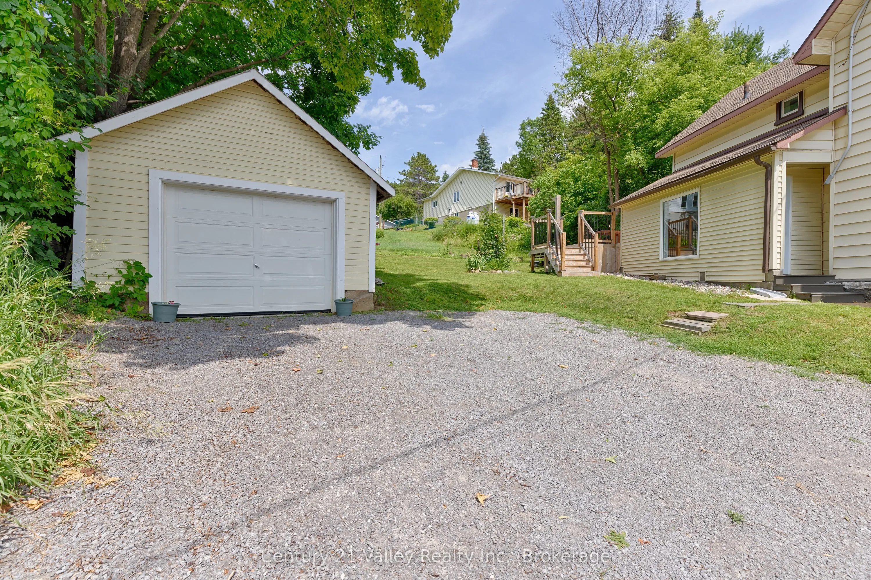 199 Bonnechere Street W