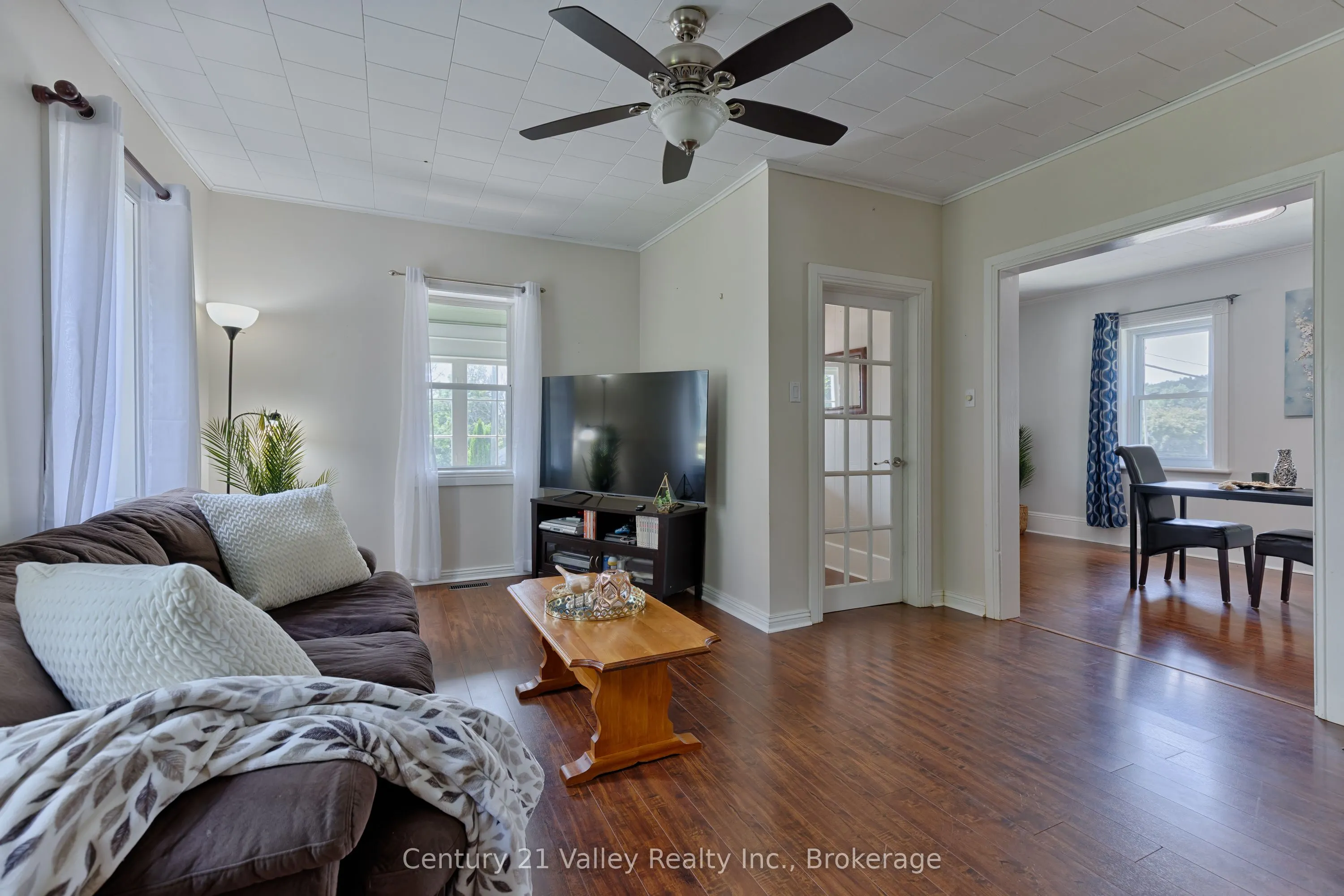 199 Bonnechere Street W