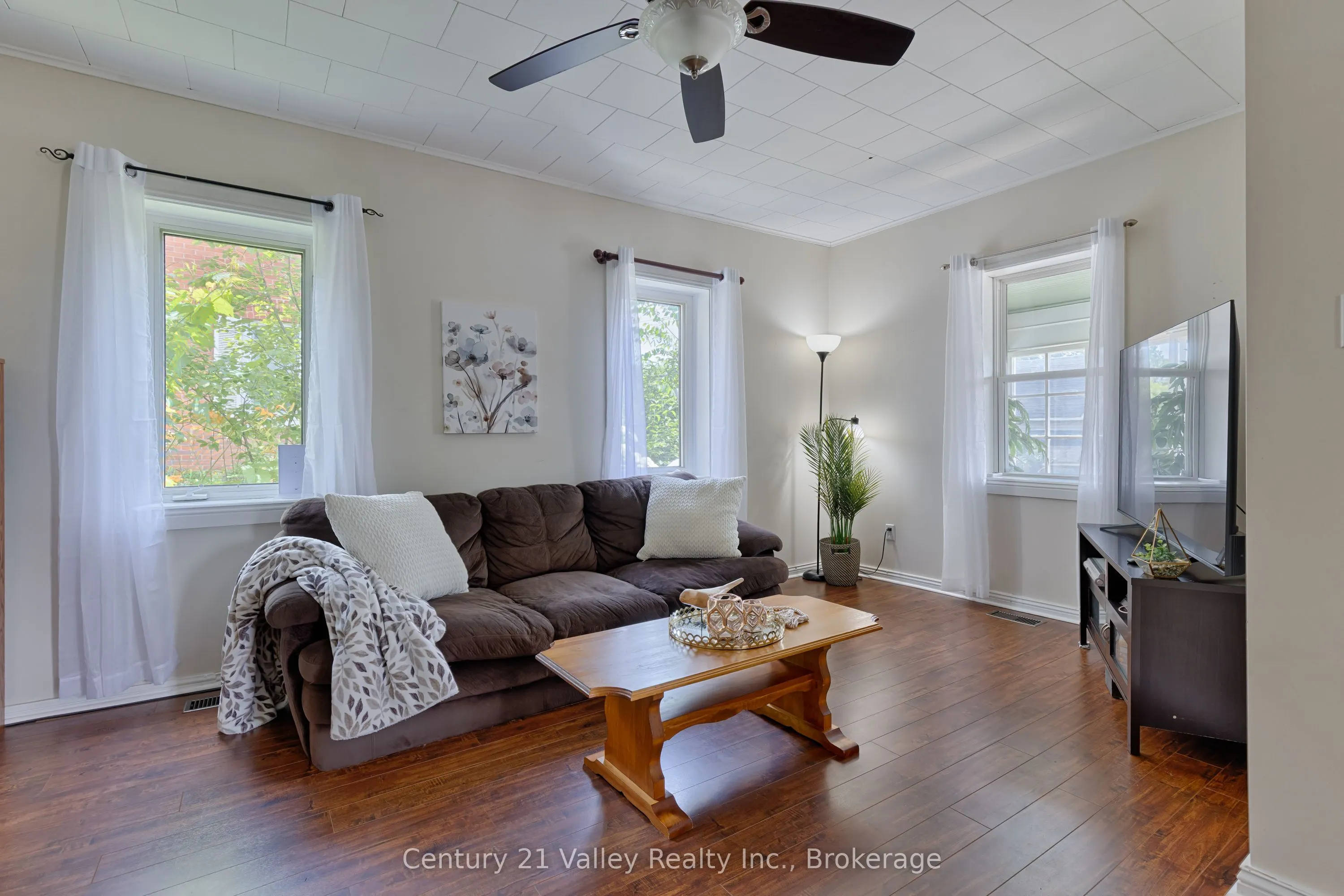 199 Bonnechere Street W