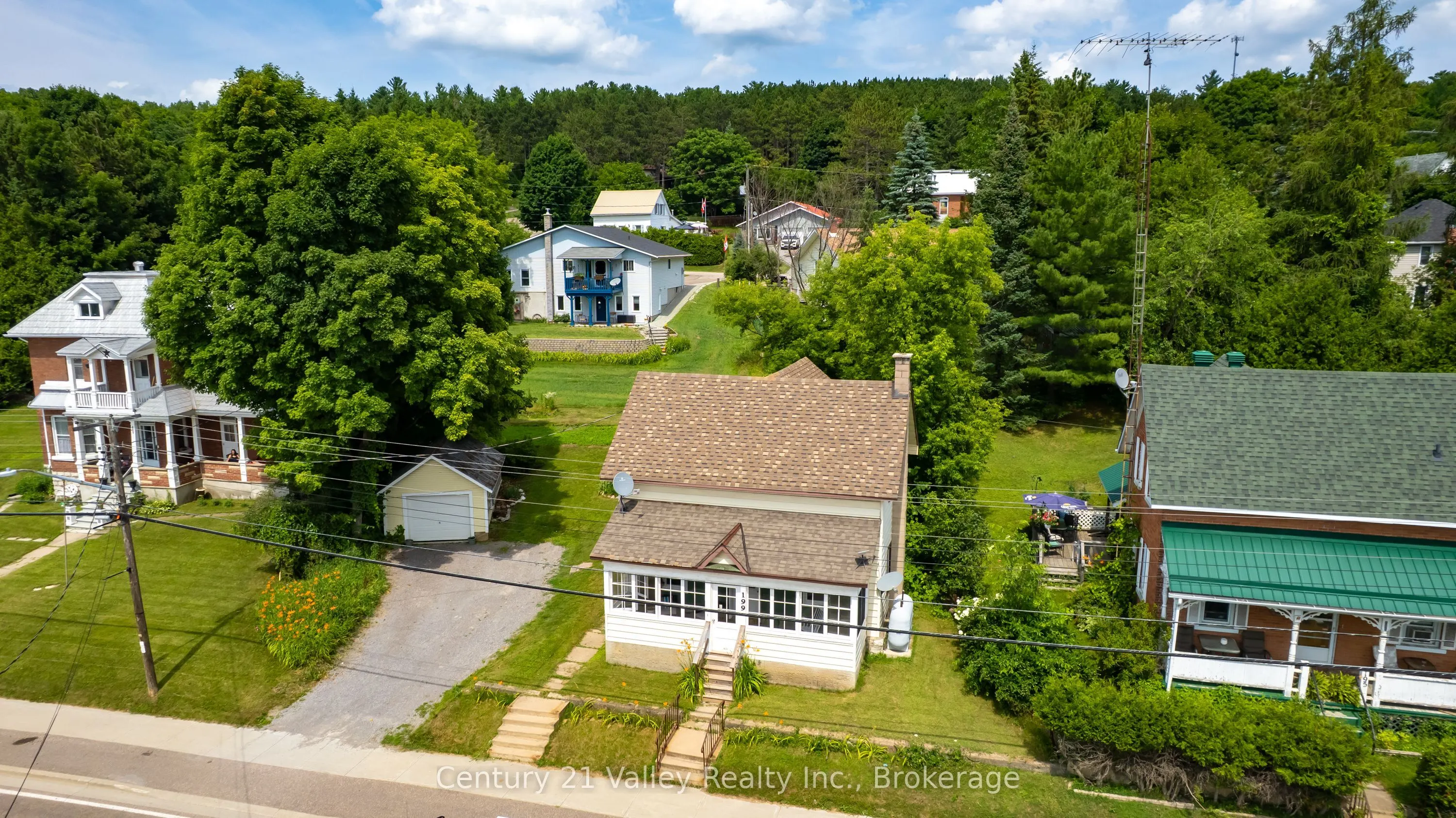 199 Bonnechere Street W