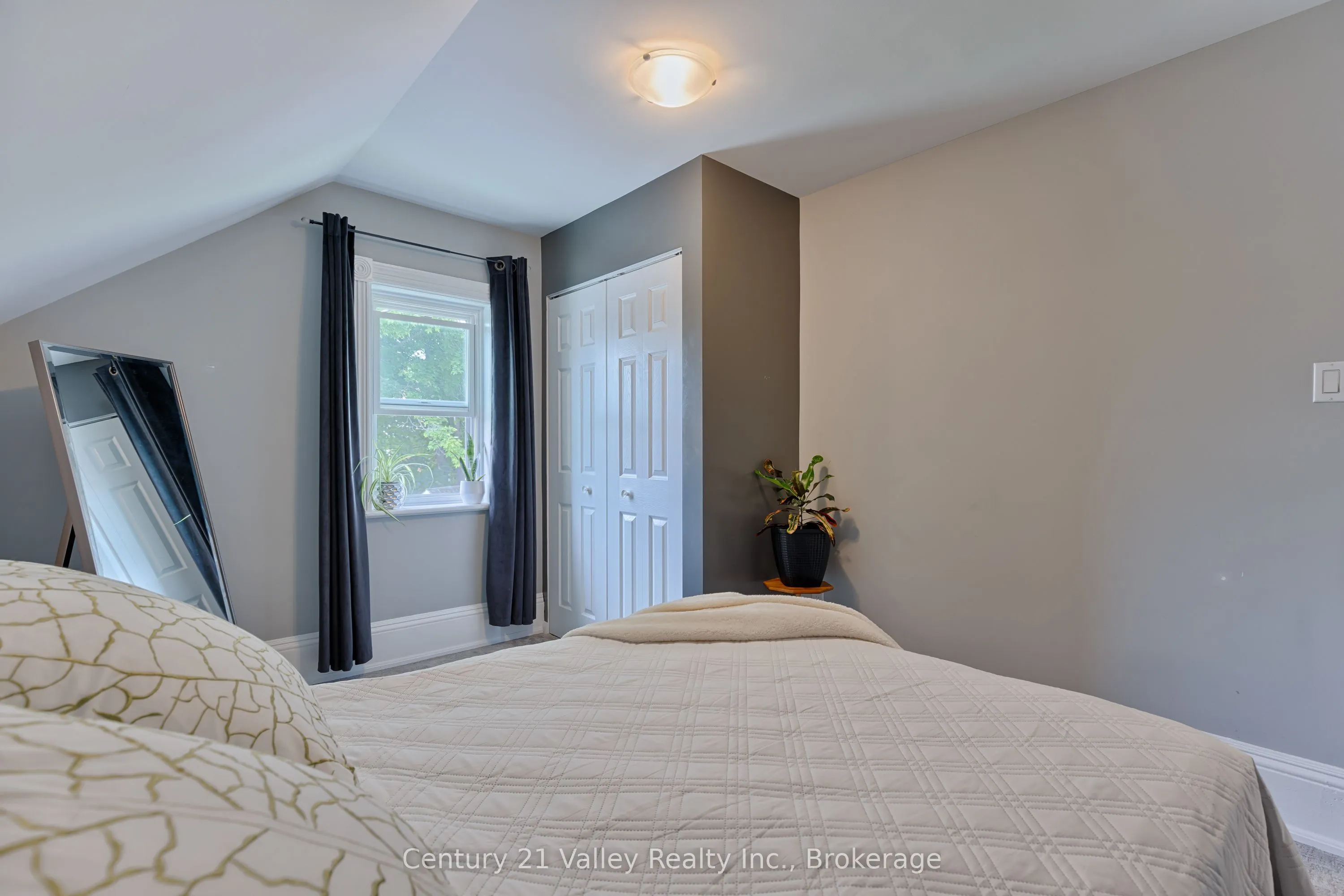 199 Bonnechere Street W