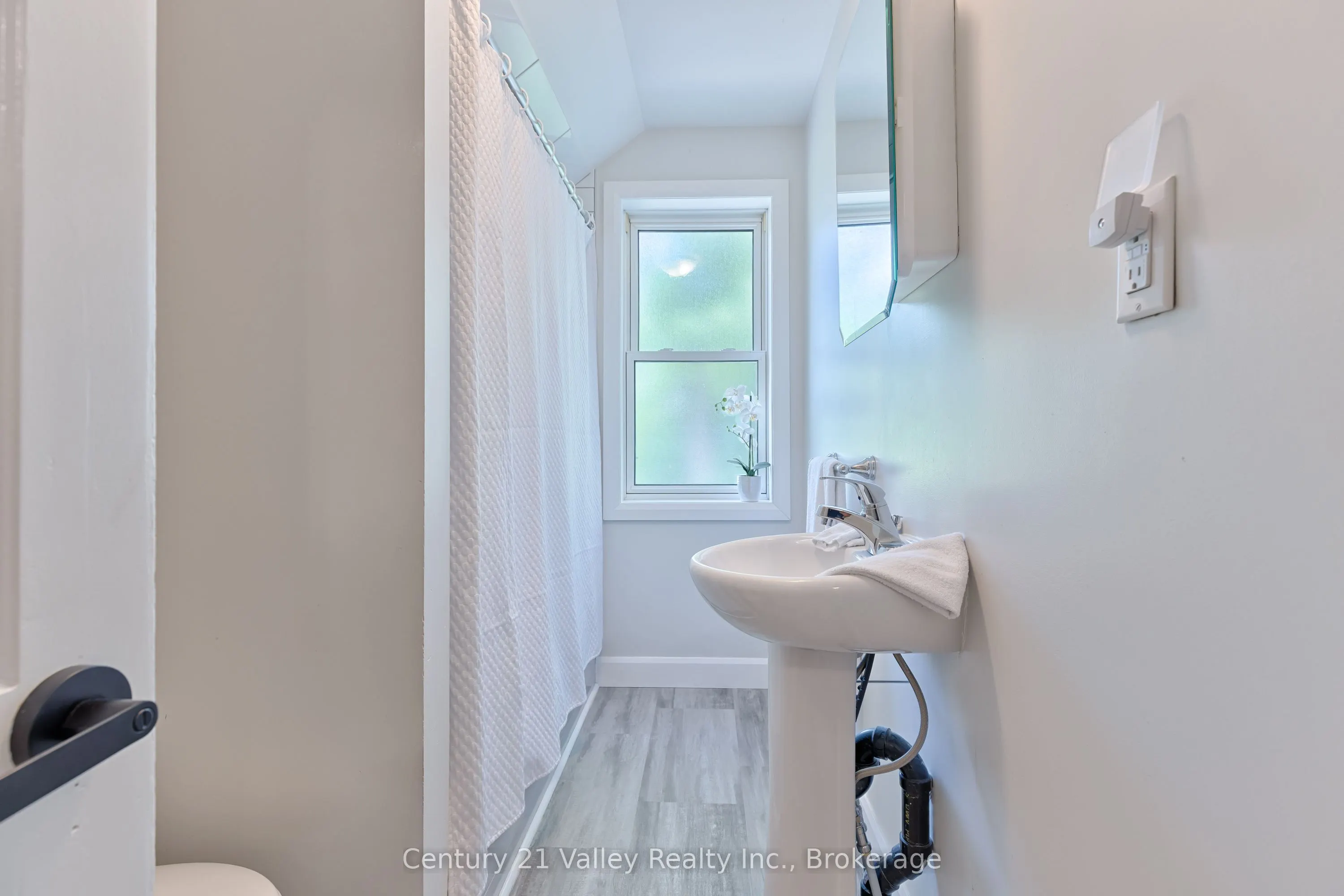 199 Bonnechere Street W