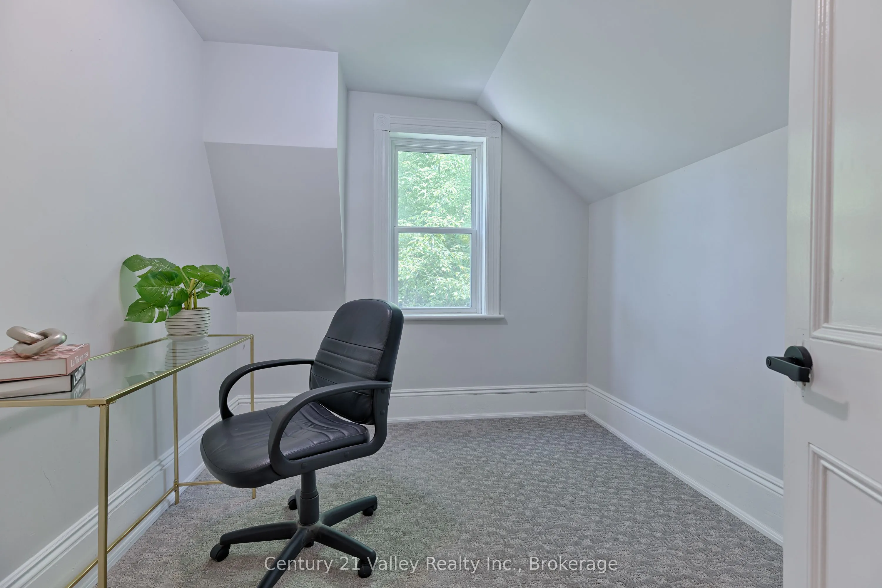 199 Bonnechere Street W