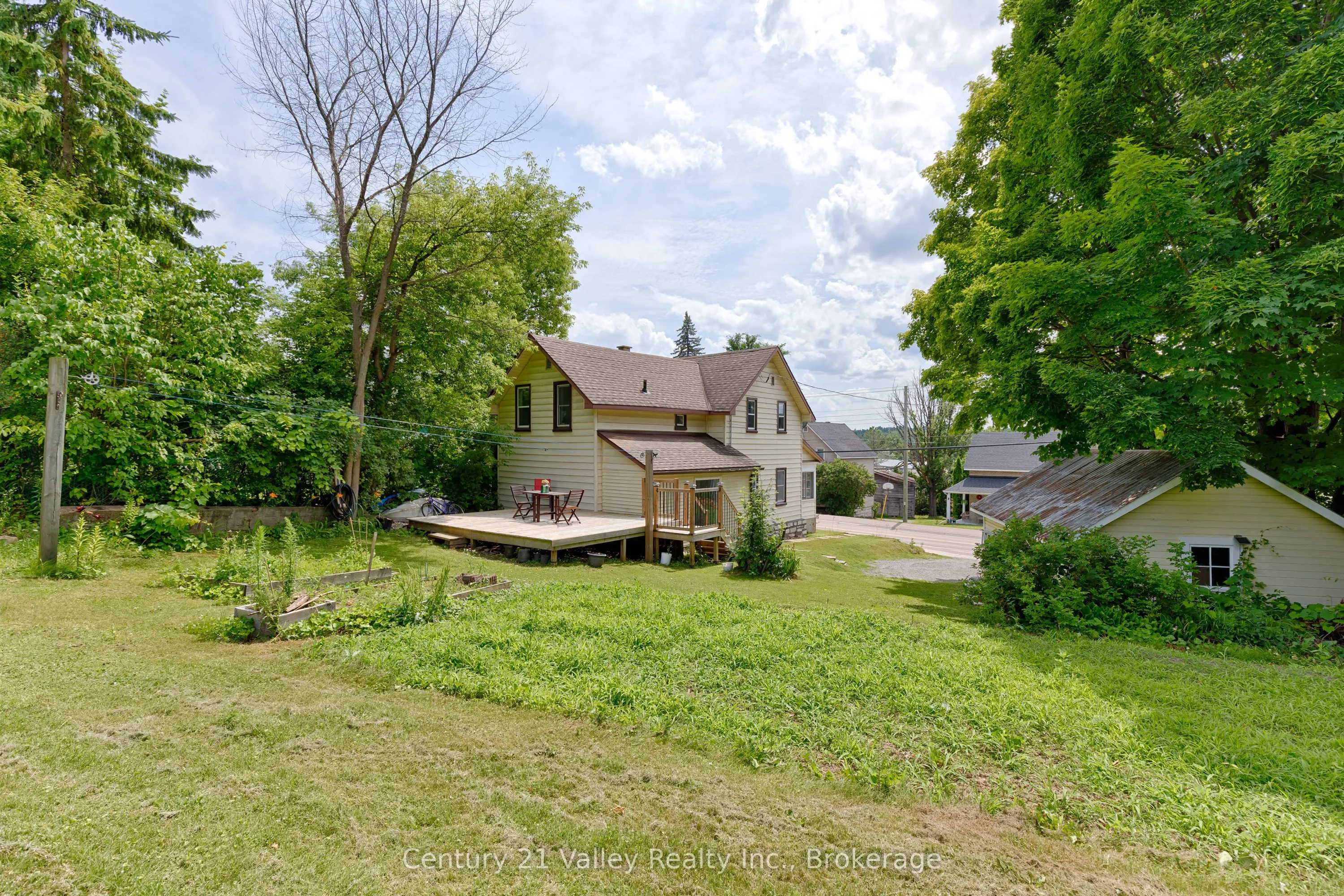 199 Bonnechere Street W