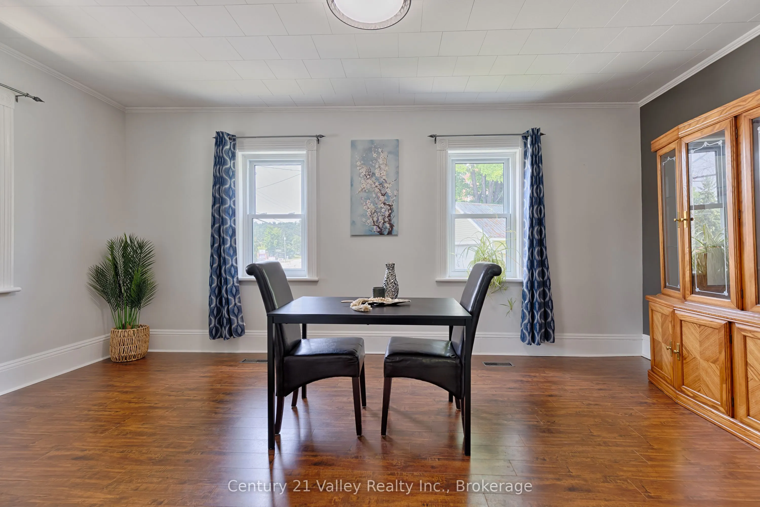 199 Bonnechere Street W