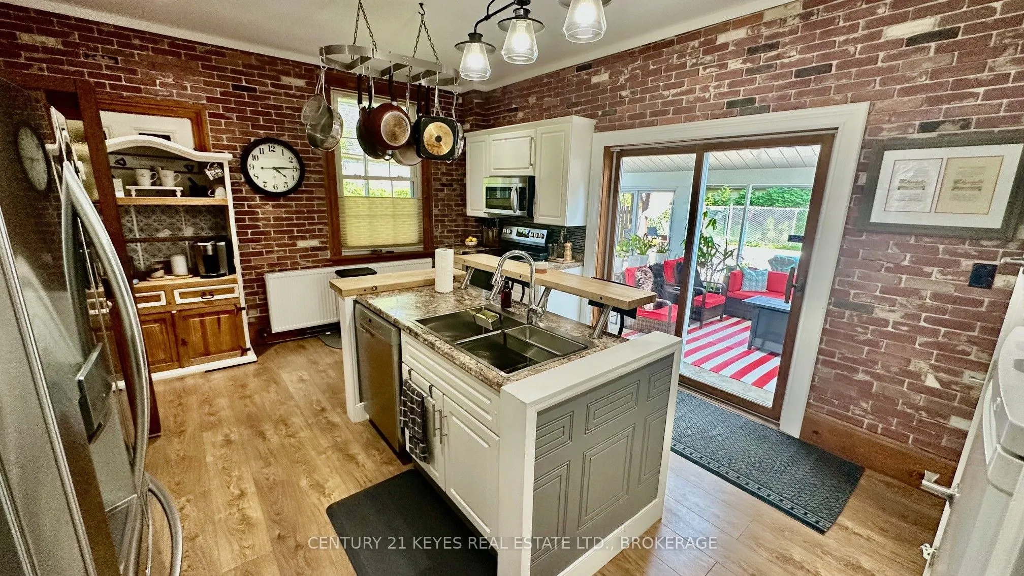223 King Street W