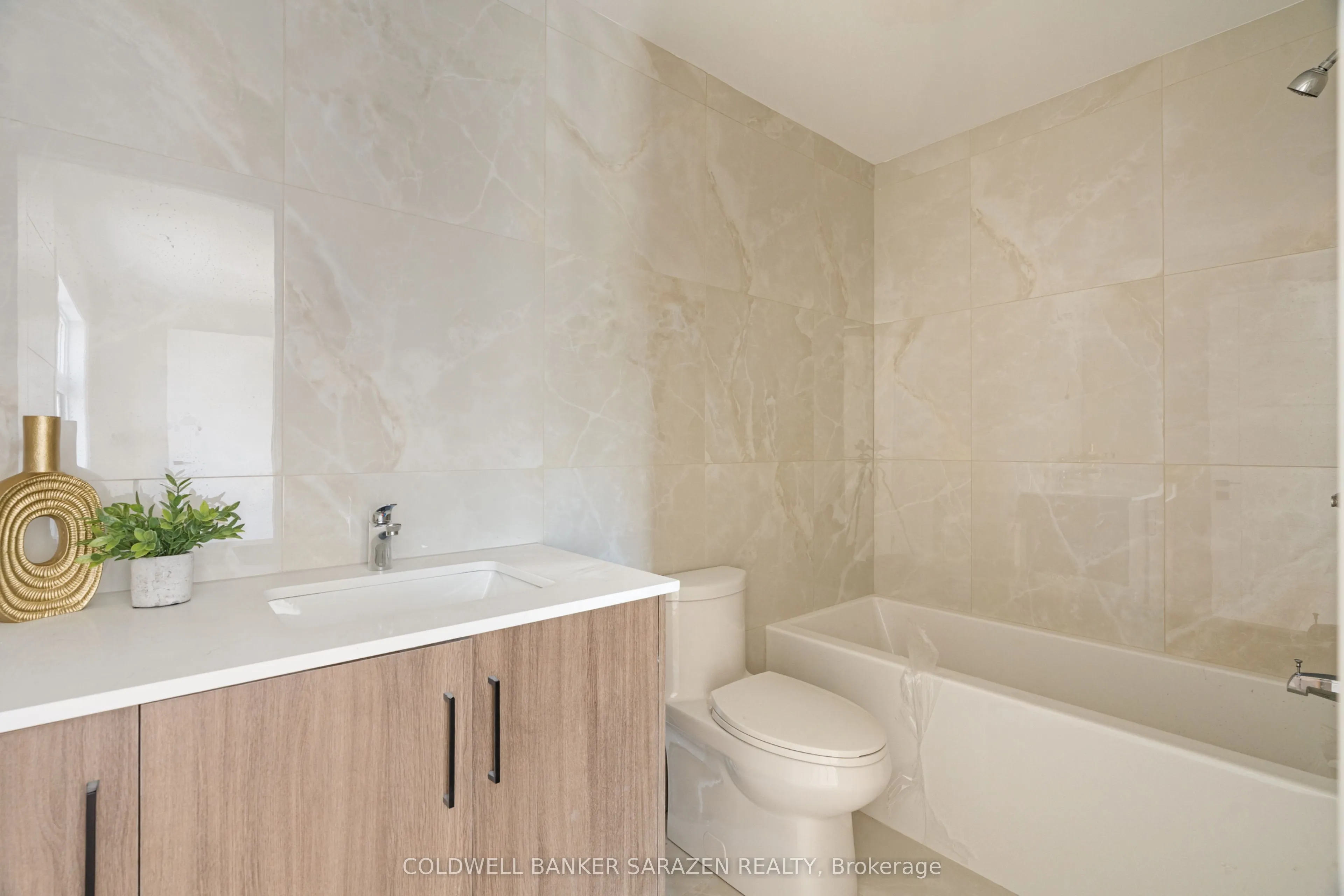 10 MCARTHUR Avenue, #002