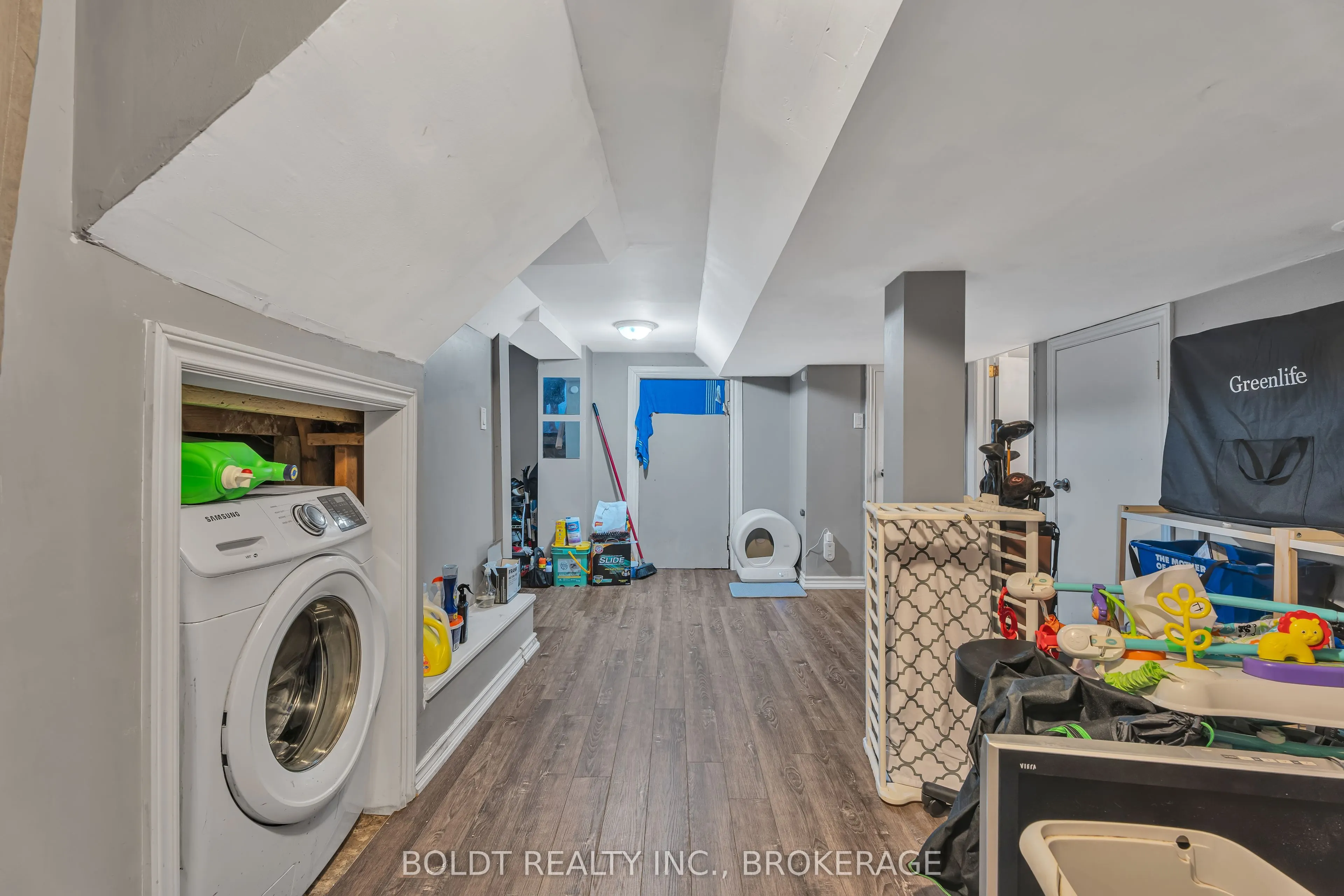 209 Rosslyn Avenue S