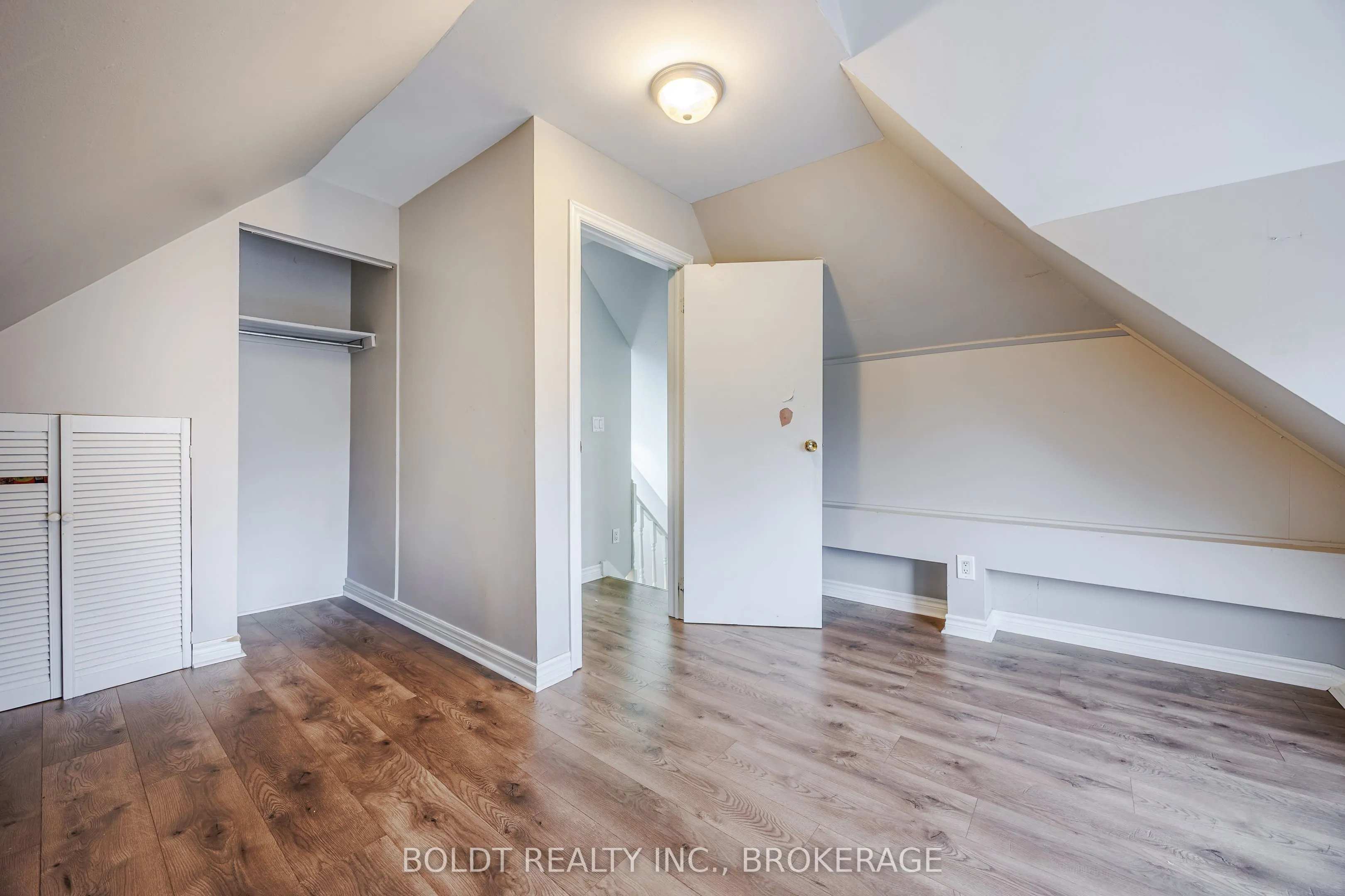 209 Rosslyn Avenue S