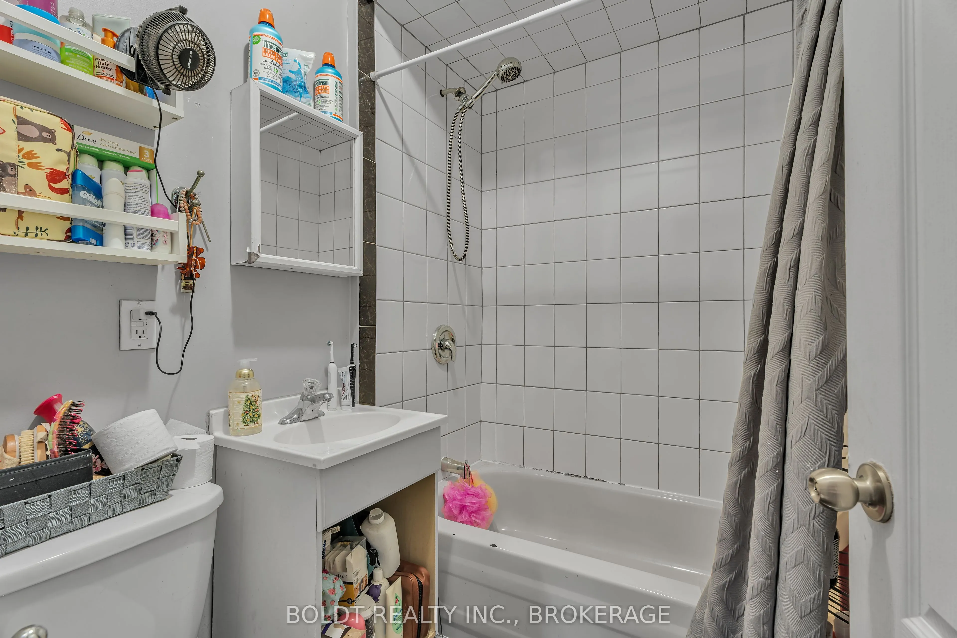 209 Rosslyn Avenue S